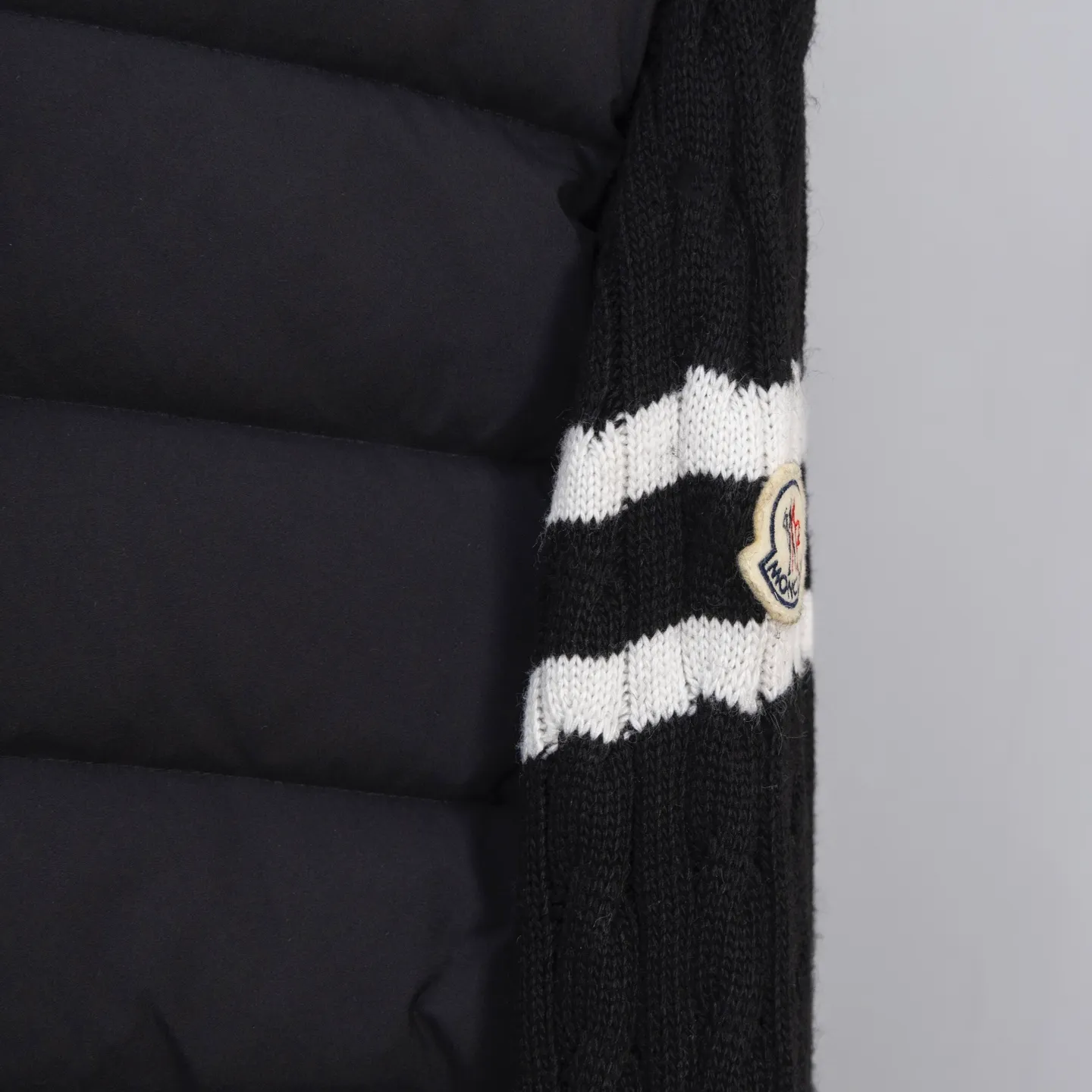 P640 2025 Autumn and Winter New Style🆕Down Jacket Top Purchasing Version MONCLER Wool Spliced Sleeves Same Style for Men and Women Down Jacket Jacket MONCLER / Moncler / Mouth New Style Each down jacket has been processed through at least 150 processes. The maximum fill power can reach 800➕ Make the wear warmer 5A level standard Use German anti-down needles up to 11 stitches every three centimeters Precision sewing Sleeve LOGO mark: The sleeve LOGO mark is made of wool, and the embroidery is made by Japanese Tajima machine. NFC chip: Both the sleeve wool embroidery mark and the inner wash mark can verify the NFC chip. Fabric: Light waterproof and breathable nylon cloth. Filling: 90% white duck down. Made of the best cloud velvet. Very high fluffy and very warm. Zipper: electroplated engraved logo zipper consistent with the original version. Embroidery: made by Japanese Tajima embroidery machine. Accessories: main label. Wash label. Tags and packaging are all original and complete