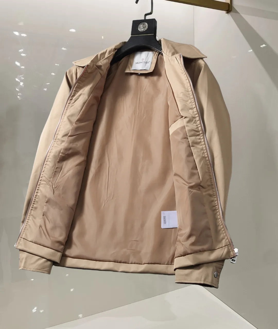 P380 🌸🌸🌸🌸 Moncler's latest 25-year-old men's jacket. The color combination has a classic charm without losing youthful vitality. It reshapes a new design style and shows a bold and confident brand design concept.  Imported fabrics, sleeves and pockets are paired with exclusive brand designs, reflecting the minimalist pursuit of quality and design. Low-key luxury fully embodies the brand image and status! The brand LOGO icon design is simple and recognizable, with a delicate and comfortable touch, excellent details, exquisite and elegant everywhere, fashionable design, a capable and stylish upper body, and full of aura! The all-over pattern and simple aesthetics are brought to the extreme, and it is a jacket that can be mixed and matched. There is no doubt that it is a must-have product for men. It is extremely practical and the color is easy to match.  Color: Picture color. Sizes: M, L, xL, xxL, xxxL