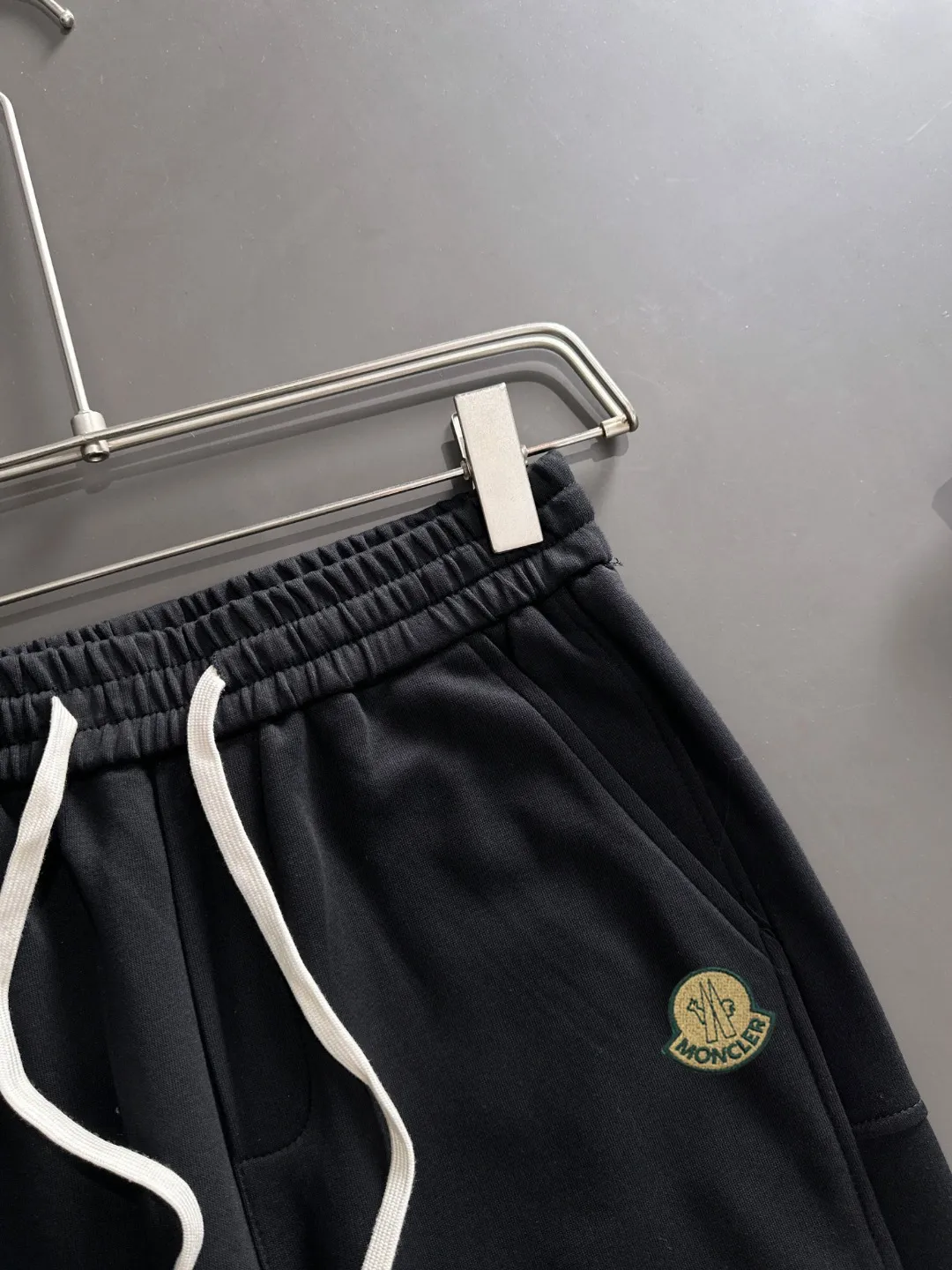 Shipped in 2-3 days P360 MONCLER/Mongolian Exclusive first release of 25ss autumn and winter new high-quality trousers Compare real-life details at will A perfect choice for autumn and winter, a must-have item. Sizes: M to 3XL (please state your height and weight when placing an order)
