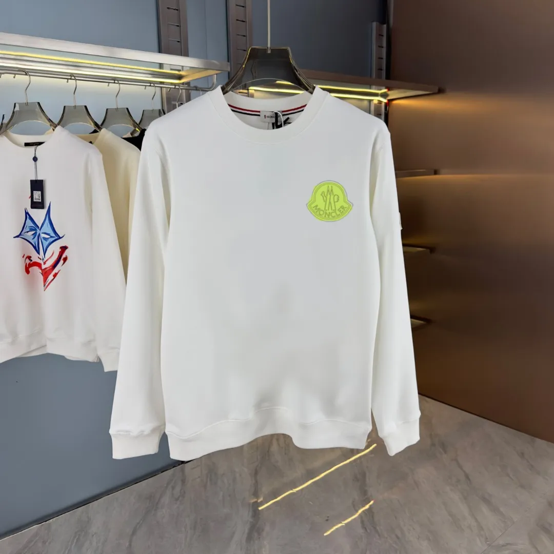 P210 High-version sweatshirt) [Long-term stock] 〖𝐌𝐎𝐍𝐂𝐋𝐄𝐑~Mask〗 Made of 440g heavy-weight fabric. It is different from the market currency. It can be matched with any variety and is properly handsome. 😎The whole dress is made of double waistcoats. The double waistcoats make the whole dress more three-dimensional. Not ordinary factories can do such fine work. 2025 Spring runway version of the T stage, on sale at the counter, round neck terry sweatshirt, high-end double-strand pure cotton, custom-made stretch ribs, dyed in the same vat, complete with three standards, matched with exquisite embroidered LOGO on the chest, simple and advanced, same style for men and women. Color: black, apricot, white, size: S M L XL 2XL