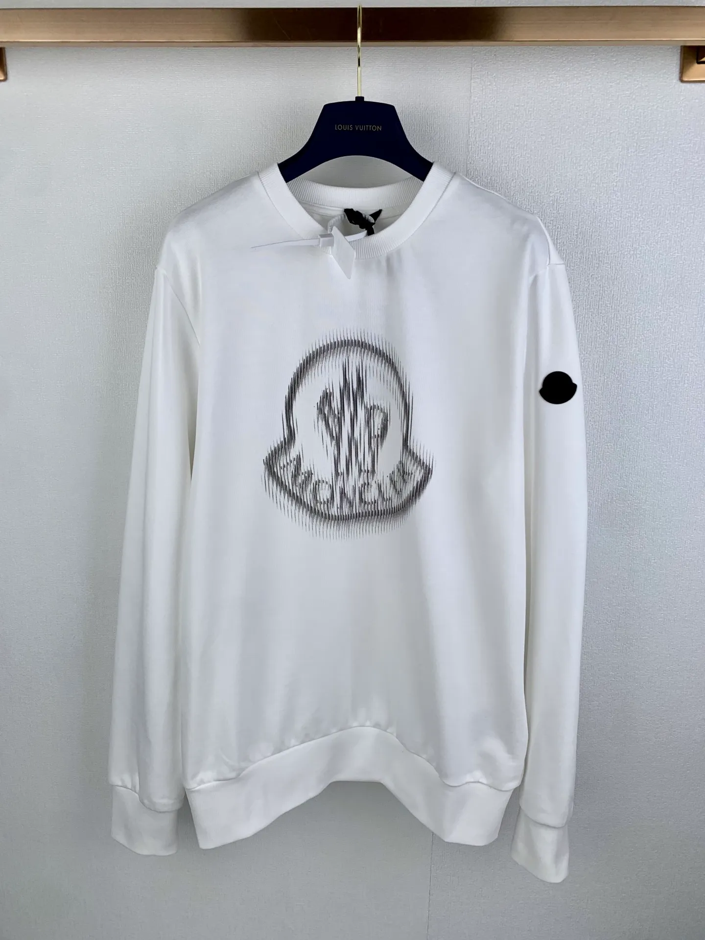 P350 MONCLER round neck pullover printed casual long-sleeved sweatshirt ●Authentic product purchased and developed by 3926. ●320g double-strand combed cotton sweatshirt material ●2*2 cotton luxury trendy rib ●Fabric enzyme wash ●Digital direct printing ●Customized 1:1 chapter ●Customized 1:1 trademark ●Fit version ●Size: S M L XL