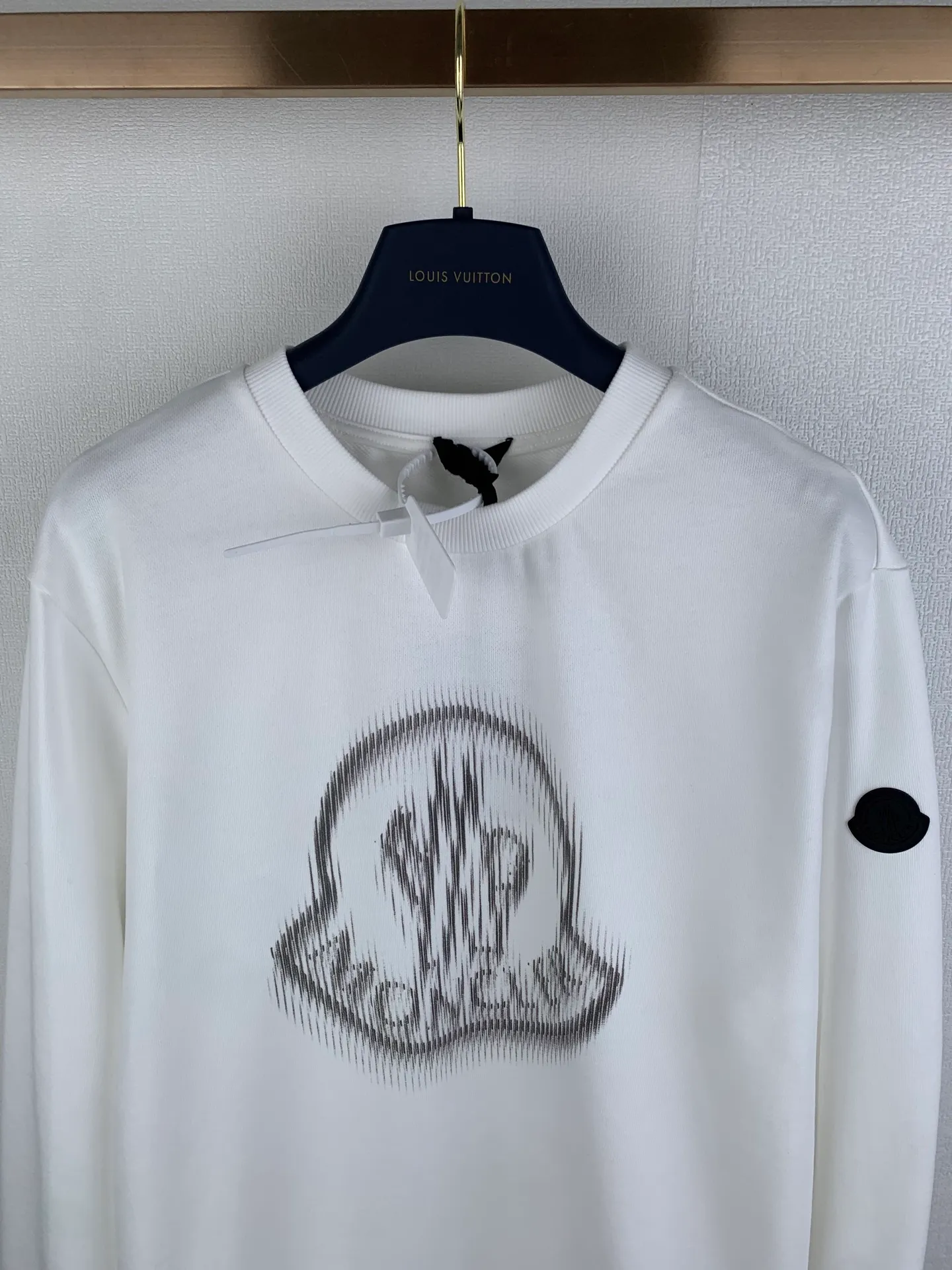 P350 MONCLER round neck pullover printed casual long-sleeved sweatshirt ●Authentic product purchased and developed by 3926. ●320g double-strand combed cotton sweatshirt material ●2*2 cotton luxury trendy rib ●Fabric enzyme wash ●Digital direct printing ●Customized 1:1 chapter ●Customized 1:1 trademark ●Fit version ●Size: S M L XL
