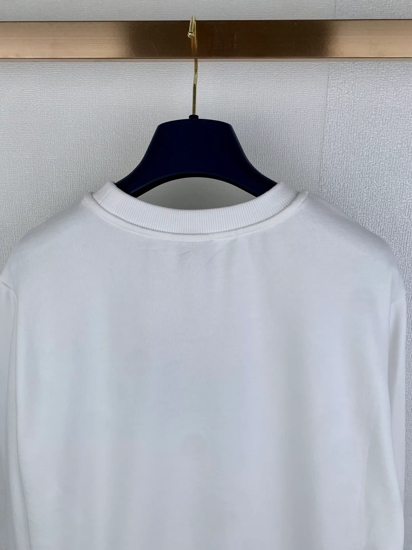 P350 MONCLER round neck pullover printed casual long-sleeved sweatshirt ●Authentic product purchased and developed by 3926. ●320g double-strand combed cotton sweatshirt material ●2*2 cotton luxury trendy rib ●Fabric enzyme wash ●Digital direct printing ●Customized 1:1 chapter ●Customized 1:1 trademark ●Fit version ●Size: S M L XL