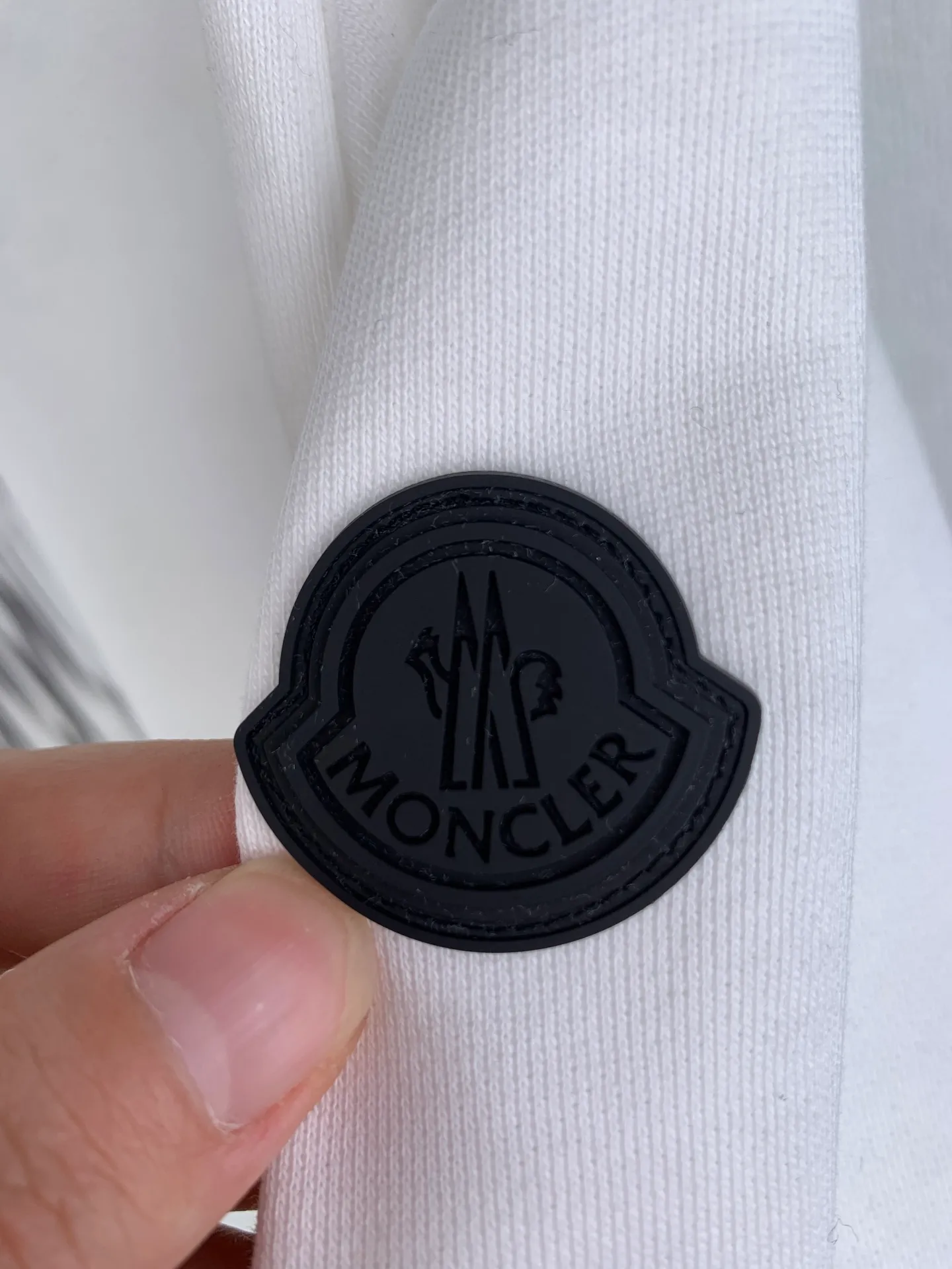 P350 MONCLER round neck pullover printed casual long-sleeved sweatshirt ●Authentic product purchased and developed by 3926. ●320g double-strand combed cotton sweatshirt material ●2*2 cotton luxury trendy rib ●Fabric enzyme wash ●Digital direct printing ●Customized 1:1 chapter ●Customized 1:1 trademark ●Fit version ●Size: S M L XL
