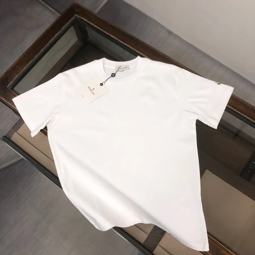 P160 MONCLER 25 The latest short-sleeved T-shirt for couples ~ Simple clean version on the front and distinctive brand print design on the back ~ The fabric upper body is comfortable and breathable, not stiff, slim cut, and made of high-end custom-made pure cotton fabric! The upper body is comfortable and stylish, and it can be worn alone as an inner layer. It is a must-have for fashionistas! ! ! Color: Black White Brown Gray Sky Blue Size: S M L XL (Loose fit! Please state your height and weight when placing an order)