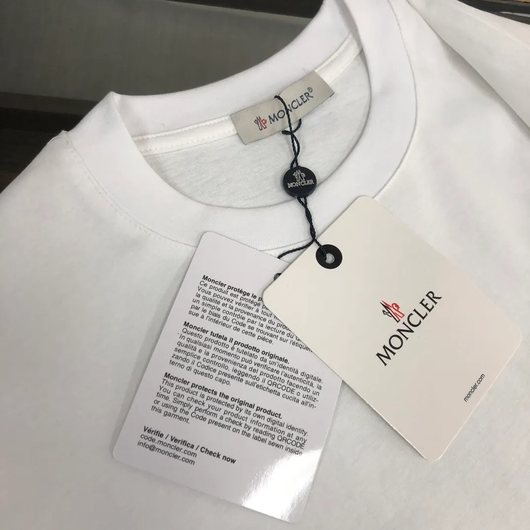 P160 MONCLER 25 The latest short-sleeved T-shirt for couples ~ Simple clean version on the front and distinctive brand print design on the back ~ The fabric upper body is comfortable and breathable, not stiff, slim cut, and made of high-end custom-made pure cotton fabric! The upper body is comfortable and stylish, and it can be worn alone as an inner layer. It is a must-have for fashionistas! ! ! Color: Black White Brown Gray Sky Blue Size: S M L XL (Loose fit! Please state your height and weight when placing an order)