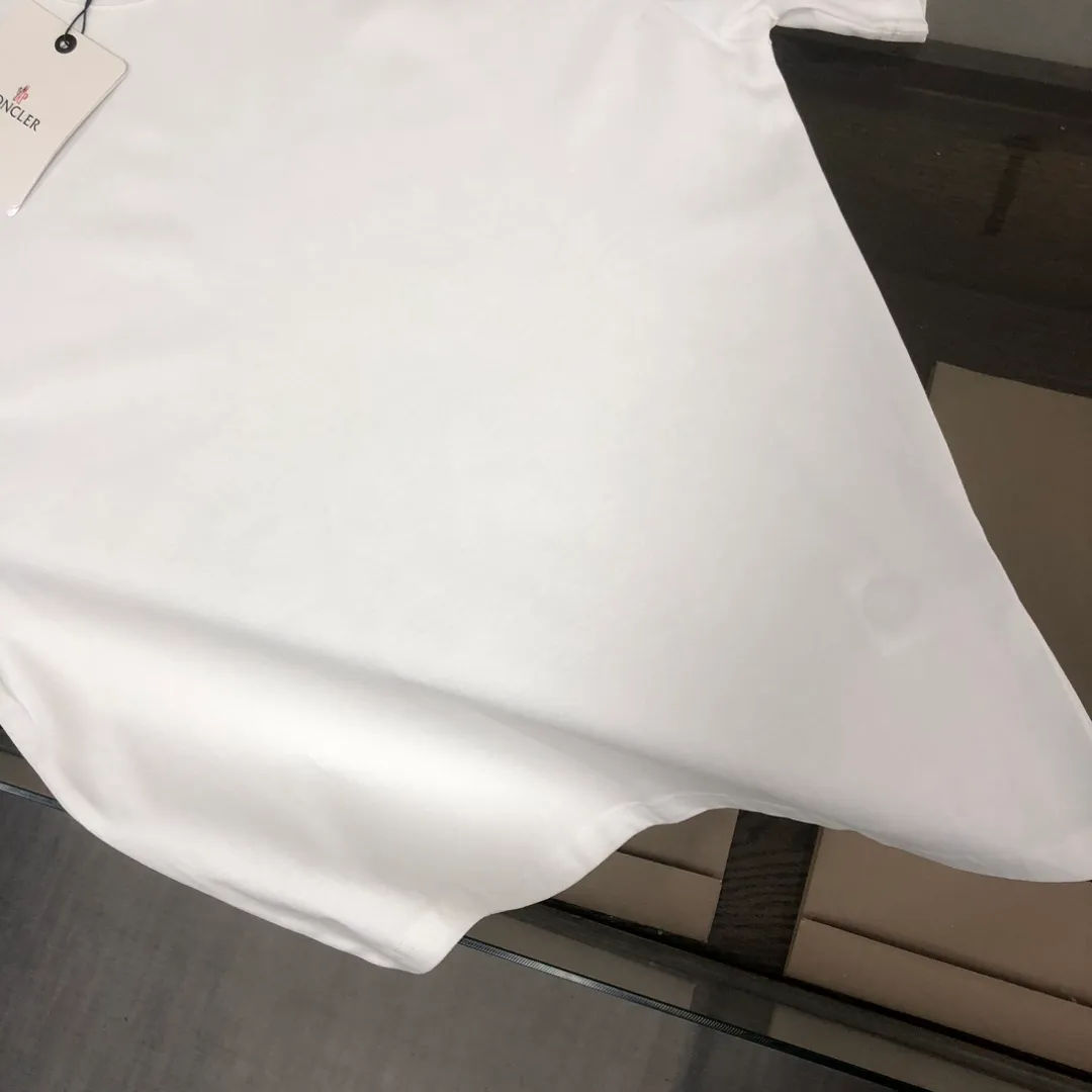 P160 MONCLER 25 The latest short-sleeved T-shirt for couples ~ Simple clean version on the front and distinctive brand print design on the back ~ The fabric upper body is comfortable and breathable, not stiff, slim cut, and made of high-end custom-made pure cotton fabric! The upper body is comfortable and stylish, and it can be worn alone as an inner layer. It is a must-have for fashionistas! ! ! Color: Black White Brown Gray Sky Blue Size: S M L XL (Loose fit! Please state your height and weight when placing an order)