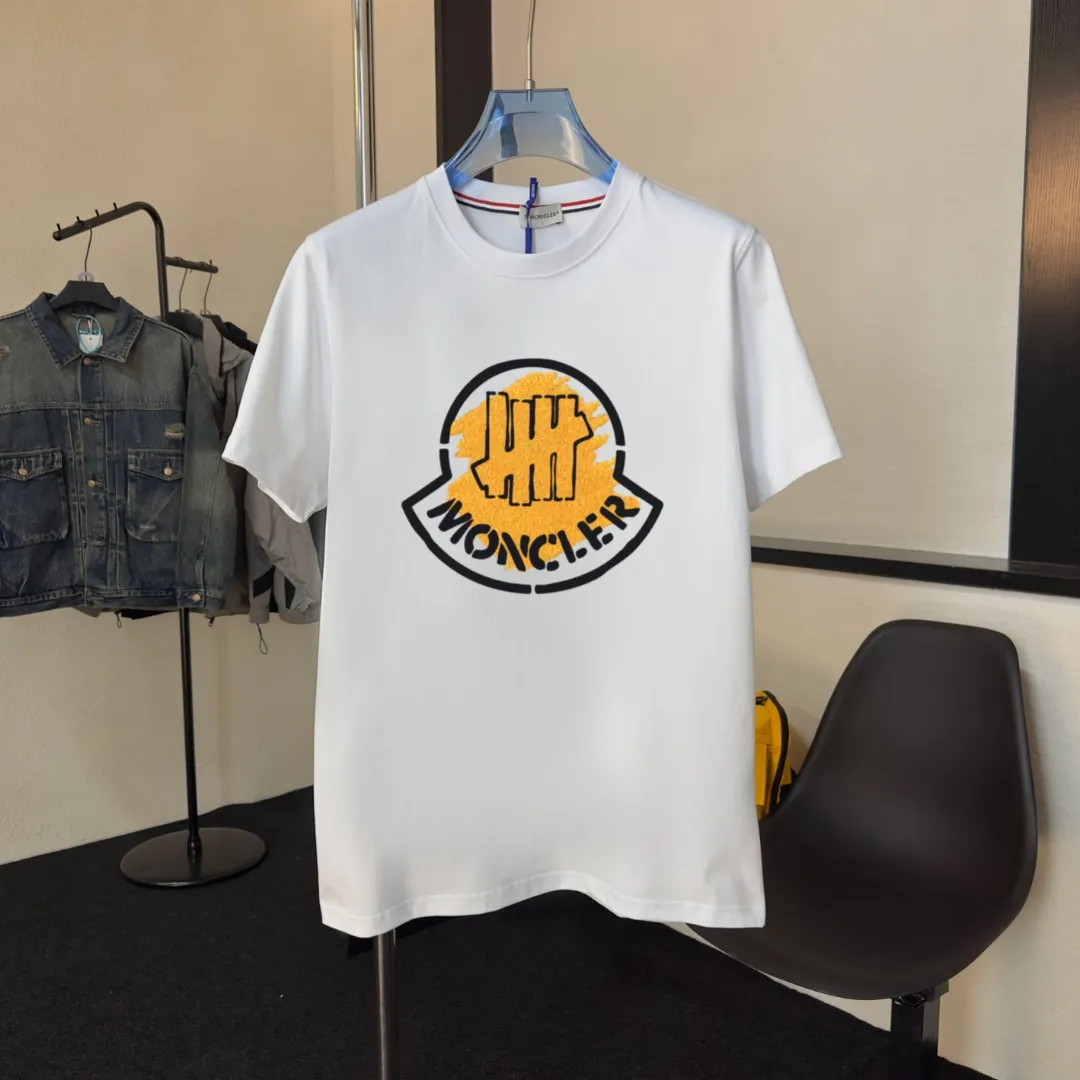 P140 Upgraded version "Mobile phone smart sensor ~ NFC chip armband ~ Direct access to the official website for anti-counterfeiting" "Moncler ~ Mouth Mouth" 2025 new high-quality round neck short-sleeved T-shirt. The cuffs have imported embroidered labels. Customized dyeing, very comfortable to touch. Super versatile and good-looking short-sleeved. Complete with three labels. Non-market ordinary version. Feel free to compare. Quality is absolutely guaranteed! ‼ First of all, this original fabric is all custom-woven with 32-count double yarn fabric, 250G, and the weight is the same‼ Fine workmanship, double waistcoat method, double waistcoat method, double waistcoat method makes the whole dress more three-dimensional, which is not a craft that ordinary T-shirts can achieve🤪 Size: S-M-L-XL-2XL Color: black, white, apricot, same style for men and women