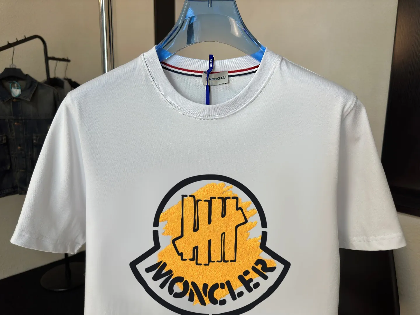 P140 Upgraded version "Mobile phone smart sensor ~ NFC chip armband ~ Direct access to the official website for anti-counterfeiting" "Moncler ~ Mouth Mouth" 2025 new high-quality round neck short-sleeved T-shirt. The cuffs have imported embroidered labels. Customized dyeing, very comfortable to touch. Super versatile and good-looking short-sleeved. Complete with three labels. Non-market ordinary version. Feel free to compare. Quality is absolutely guaranteed! ‼ First of all, this original fabric is all custom-woven with 32-count double yarn fabric, 250G, and the weight is the same‼ Fine workmanship, double waistcoat method, double waistcoat method, double waistcoat method makes the whole dress more three-dimensional, which is not a craft that ordinary T-shirts can achieve🤪 Size: S-M-L-XL-2XL Color: black, white, apricot, same style for men and women
