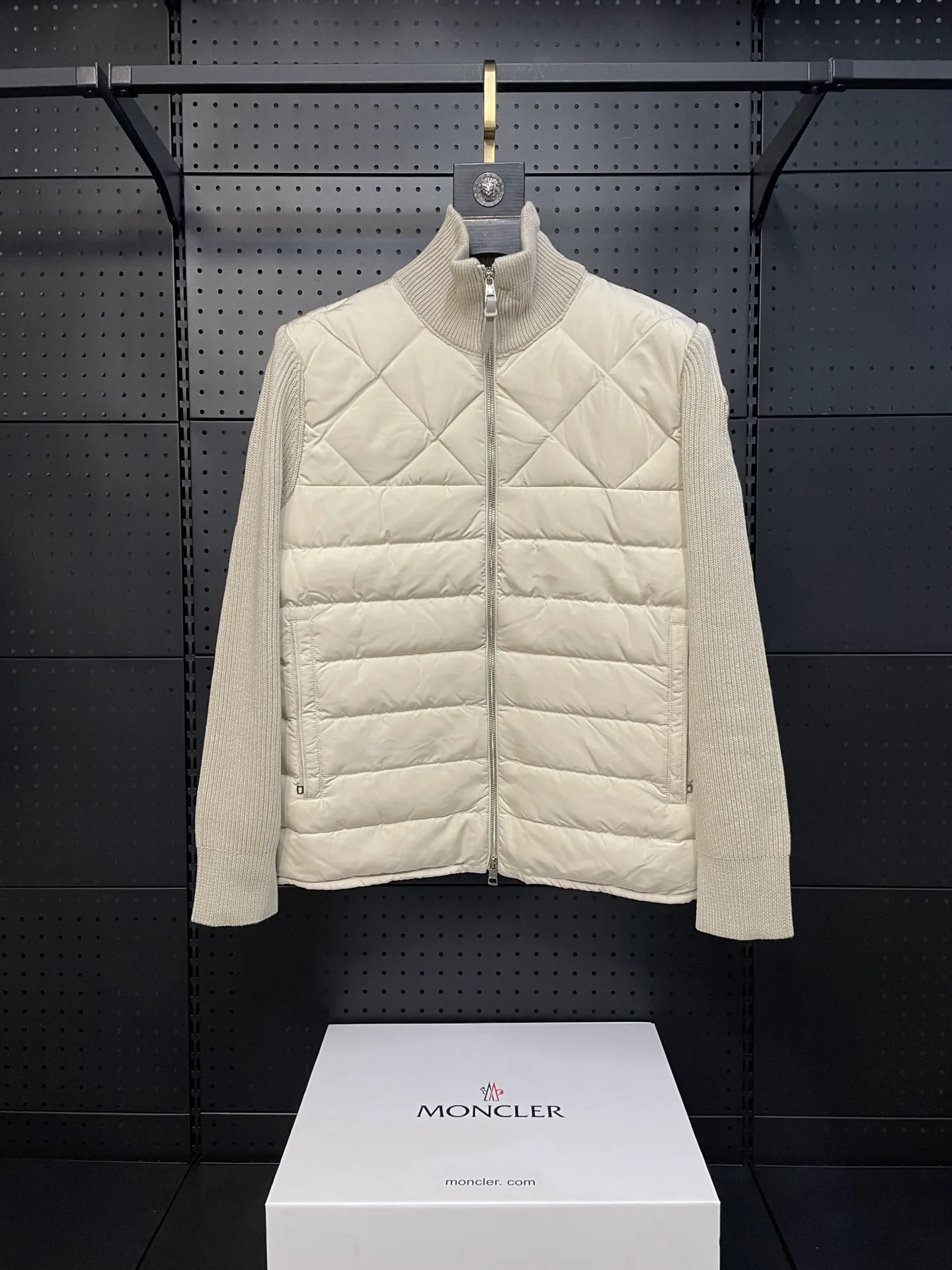 P660 Moncler men's knitted down splicing men's new style (black and beige two colors) ‼ ️Exclusive model, exclusive release‼ ️ Selling point: Down knitted splicing, the splicing is made of wool blended fabric!  Mengjia will release several types of sweaters and down at this time of the year. In fact, the sweater and down at the Mjia counter are classic and evergreen styles. They are all in basic style. They can be worn alone or matched inside, as a sweater. The main promotion of this kind of counter is beige, so most of them are beige. The front is down, and the back and both sleeves are made of wool blended fabric. The code number is MLXLXXL.