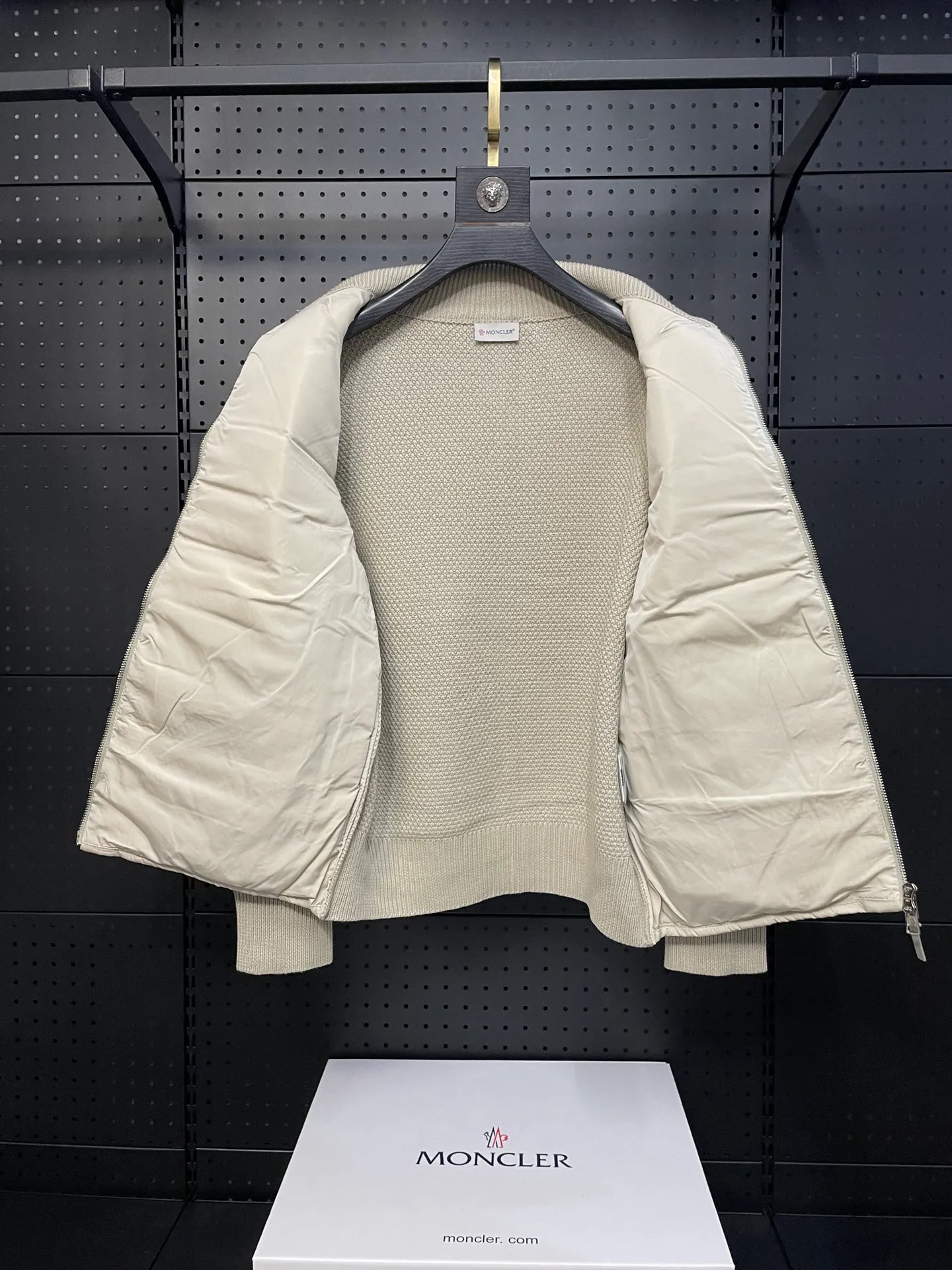 P660 Moncler men's knitted down splicing men's new style (black and beige two colors) ‼ ️Exclusive model, exclusive release‼ ️ Selling point: Down knitted splicing, the splicing is made of wool blended fabric!  Mengjia will release several types of sweaters and down at this time of the year. In fact, the sweater and down at the Mjia counter are classic and evergreen styles. They are all in basic style. They can be worn alone or matched inside, as a sweater. The main promotion of this kind of counter is beige, so most of them are beige. The front is down, and the back and both sleeves are made of wool blended fabric. The code number is MLXLXXL.