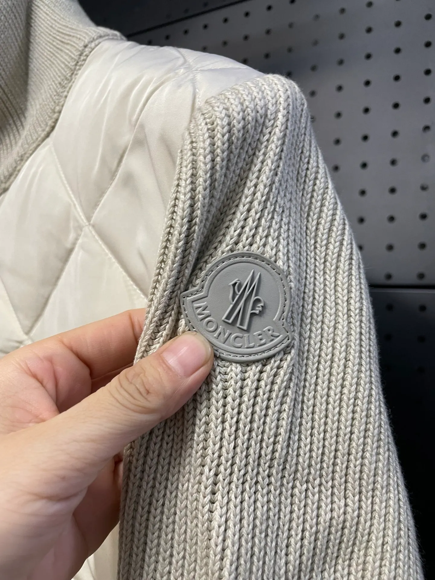 P660 Moncler men's knitted down splicing men's new style (black and beige two colors) ‼ ️Exclusive model, exclusive release‼ ️ Selling point: Down knitted splicing, the splicing is made of wool blended fabric!  Mengjia will release several types of sweaters and down at this time of the year. In fact, the sweater and down at the Mjia counter are classic and evergreen styles. They are all in basic style. They can be worn alone or matched inside, as a sweater. The main promotion of this kind of counter is beige, so most of them are beige. The front is down, and the back and both sleeves are made of wool blended fabric. The code number is MLXLXXL.