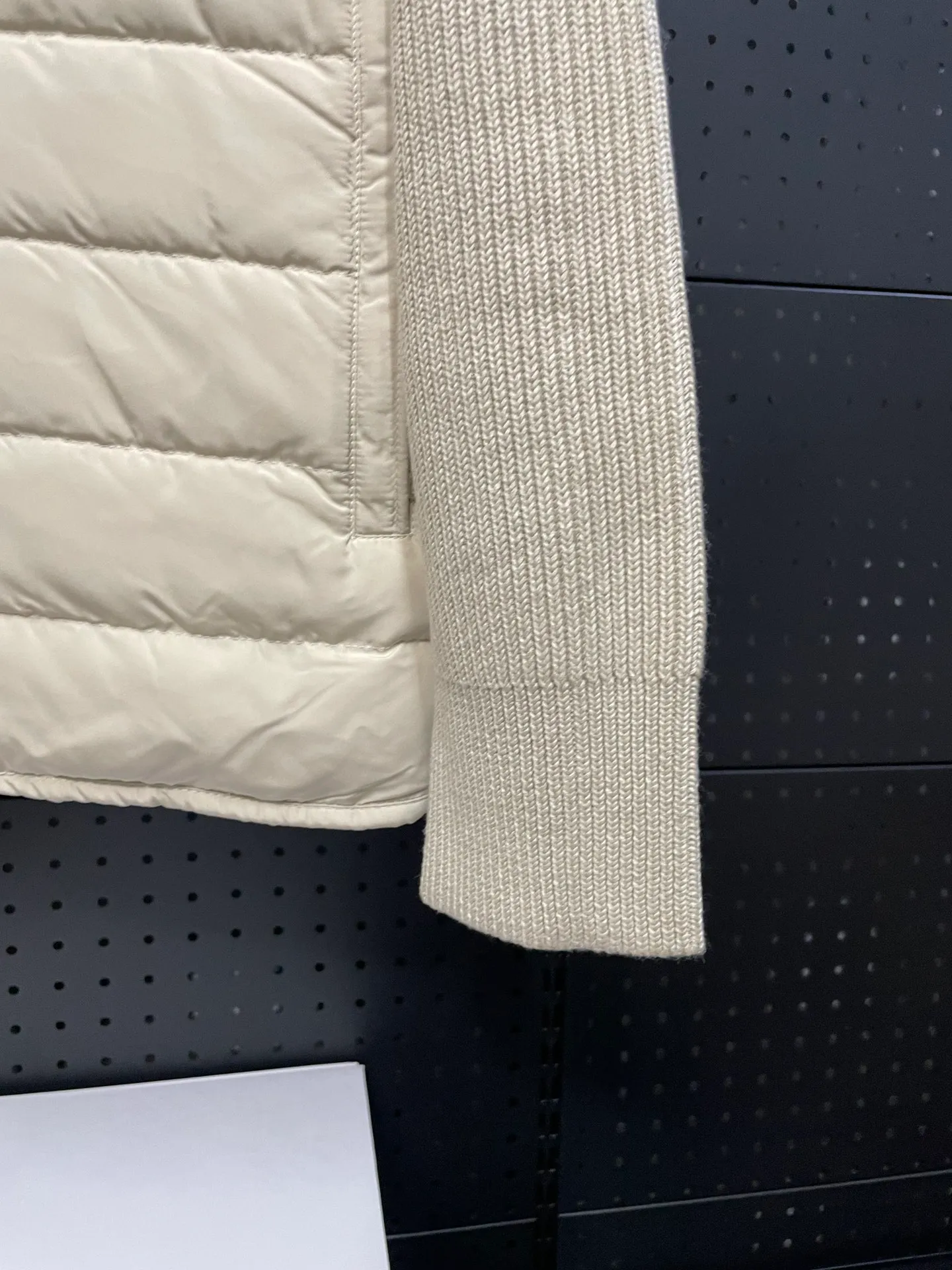 P660 Moncler men's knitted down splicing men's new style (black and beige two colors) ‼ ️Exclusive model, exclusive release‼ ️ Selling point: Down knitted splicing, the splicing is made of wool blended fabric!  Mengjia will release several types of sweaters and down at this time of the year. In fact, the sweater and down at the Mjia counter are classic and evergreen styles. They are all in basic style. They can be worn alone or matched inside, as a sweater. The main promotion of this kind of counter is beige, so most of them are beige. The front is down, and the back and both sleeves are made of wool blended fabric. The code number is MLXLXXL.