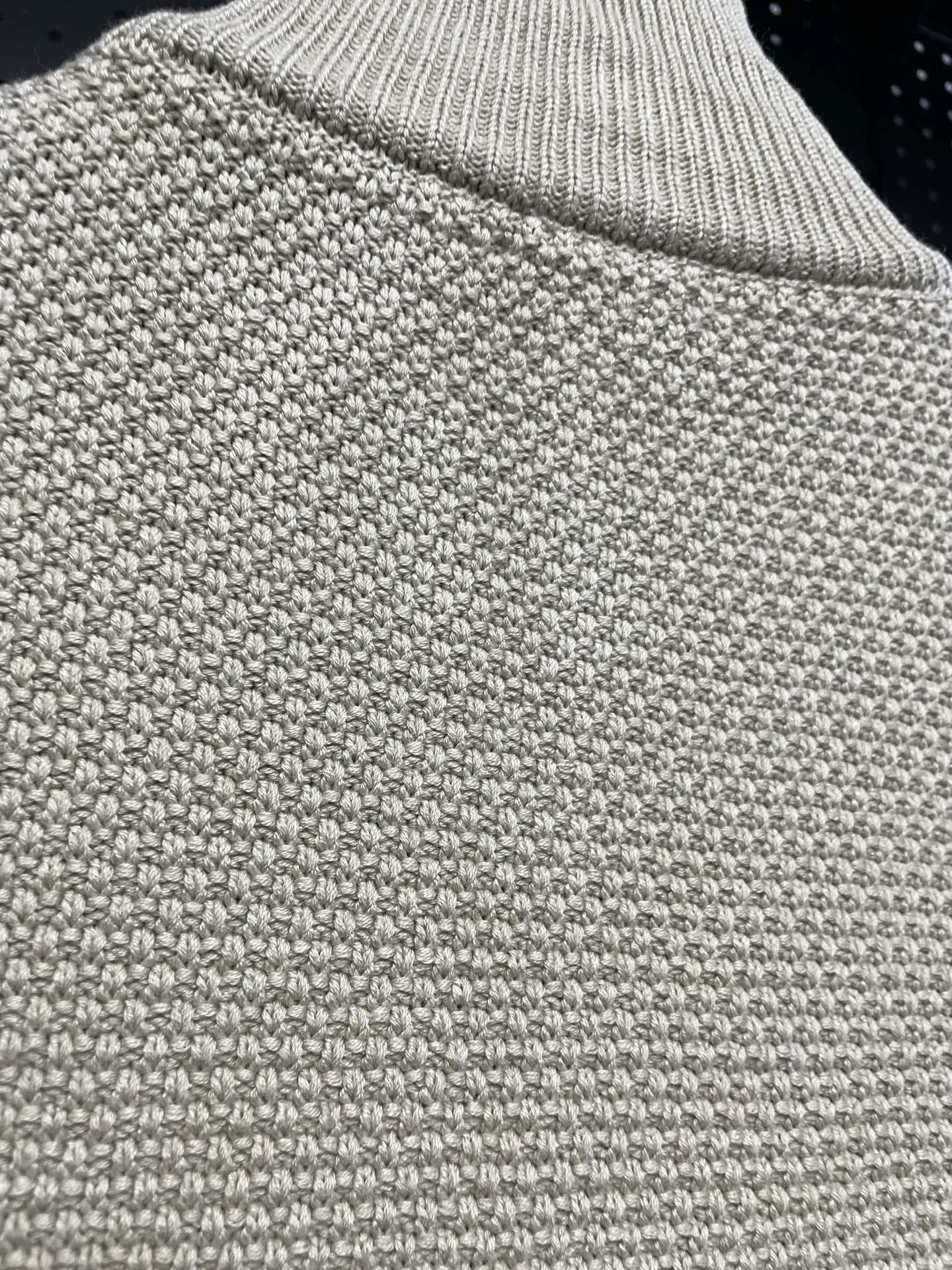 P660 Moncler men's knitted down splicing men's new style (black and beige two colors) ‼ ️Exclusive model, exclusive release‼ ️ Selling point: Down knitted splicing, the splicing is made of wool blended fabric!  Mengjia will release several types of sweaters and down at this time of the year. In fact, the sweater and down at the Mjia counter are classic and evergreen styles. They are all in basic style. They can be worn alone or matched inside, as a sweater. The main promotion of this kind of counter is beige, so most of them are beige. The front is down, and the back and both sleeves are made of wool blended fabric. The code number is MLXLXXL.