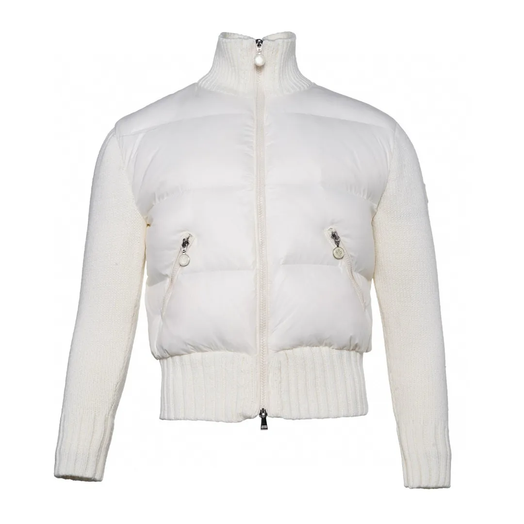 P580 Embroidered knitted MONCLER/Mask MC spliced ​​wool knitted sleeves stand collar down jacket (two colors available: black and white) spliced ​​down jacket, sleeves spliced ​​with wool knitted fabric, overall warm effect, breaking the conventional bloated down jacket, casual and fashionable, classic logo embroidery on the back is perfectly embellished, national standard down filling inside Style number: A65# Size: 1 2 3 4 Color: black white