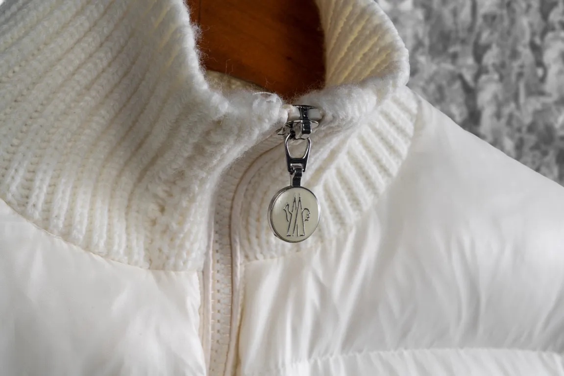 P580 Embroidered knitted MONCLER/Mask MC spliced ​​wool knitted sleeves stand collar down jacket (two colors available: black and white) spliced ​​down jacket, sleeves spliced ​​with wool knitted fabric, overall warm effect, breaking the conventional bloated down jacket, casual and fashionable, classic logo embroidery on the back is perfectly embellished, national standard down filling inside Style number: A65# Size: 1 2 3 4 Color: black white
