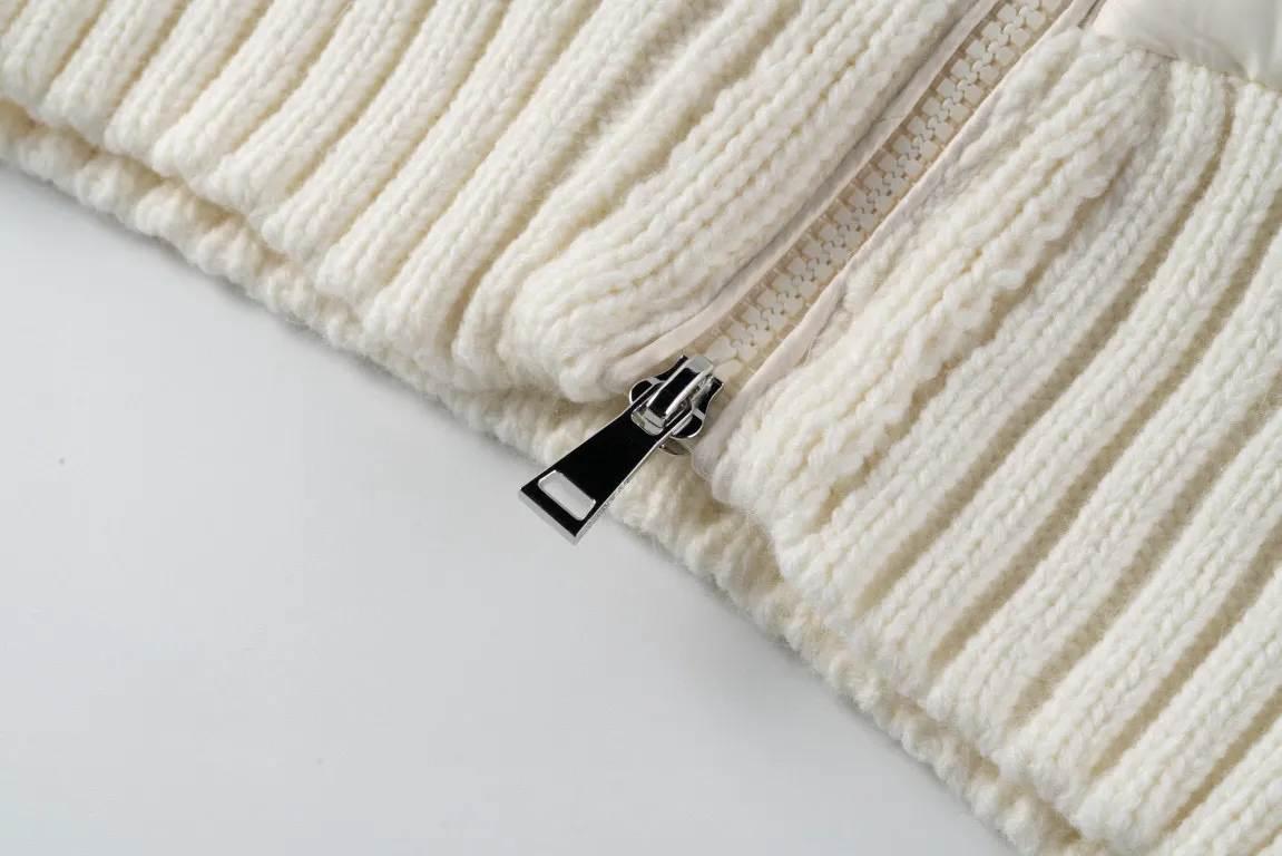 P580 Embroidered knitted MONCLER/Mask MC spliced ​​wool knitted sleeves stand collar down jacket (two colors available: black and white) spliced ​​down jacket, sleeves spliced ​​with wool knitted fabric, overall warm effect, breaking the conventional bloated down jacket, casual and fashionable, classic logo embroidery on the back is perfectly embellished, national standard down filling inside Style number: A65# Size: 1 2 3 4 Color: black white