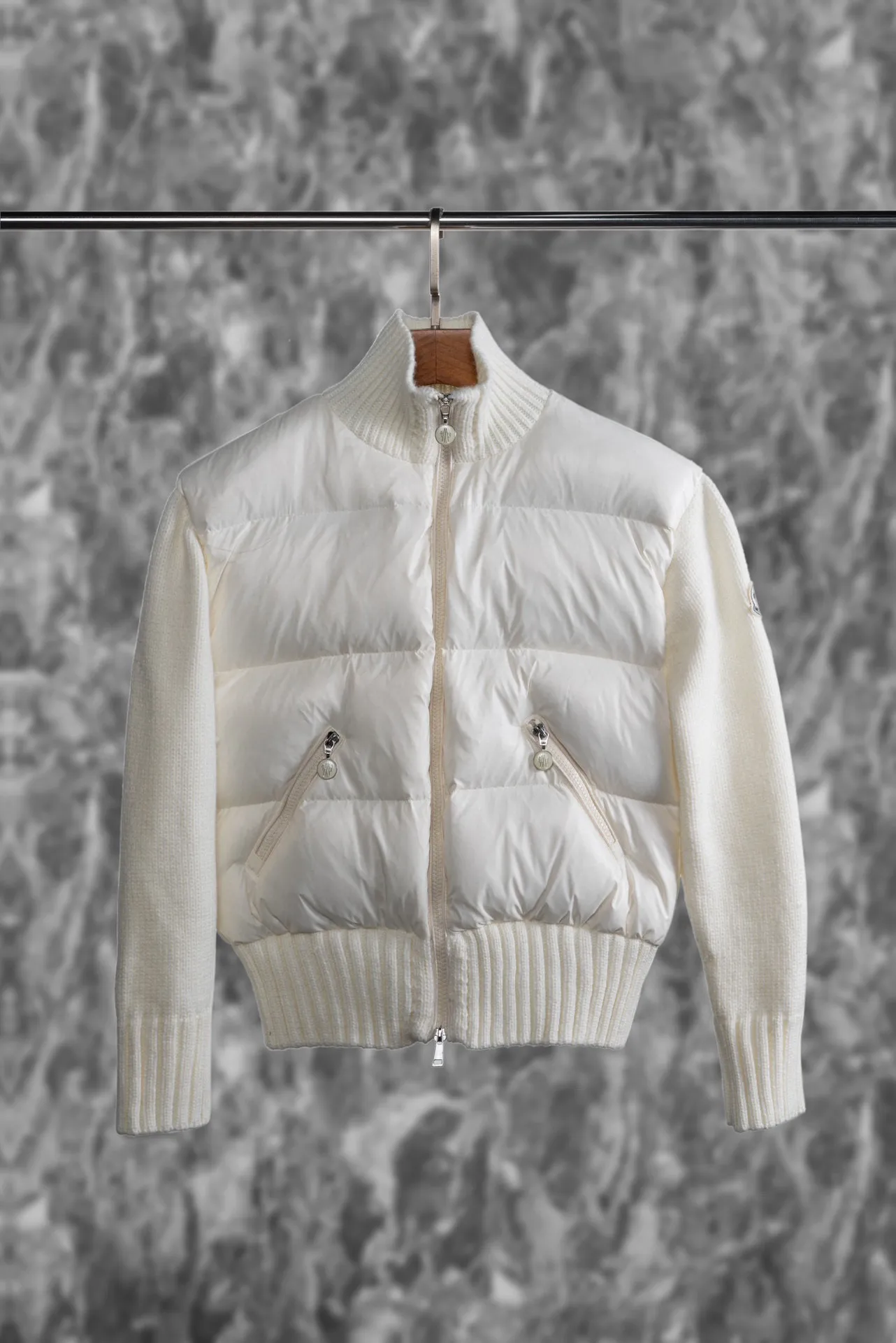 P580 Embroidered knitted MONCLER/Mask MC spliced ​​wool knitted sleeves stand collar down jacket (two colors available: black and white) spliced ​​down jacket, sleeves spliced ​​with wool knitted fabric, overall warm effect, breaking the conventional bloated down jacket, casual and fashionable, classic logo embroidery on the back is perfectly embellished, national standard down filling inside Style number: A65# Size: 1 2 3 4 Color: black white