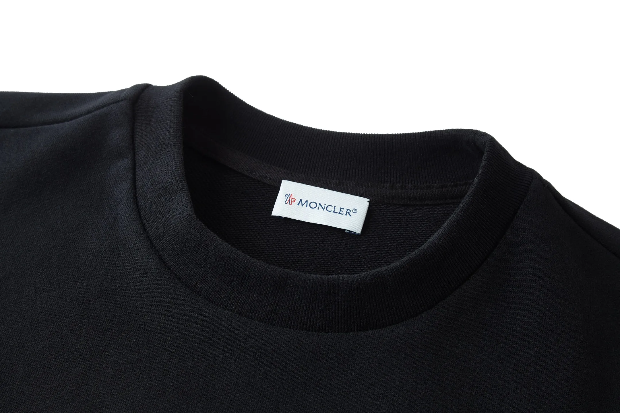 P360 exclusive supply] Moncler logo embroidered round neck sweatshirt (black) The fabric is made of 380g brushed sweatshirt terry, and the fabric is brushed to make the surface feel softer and smoother. The thread is matched with 1*1 double yarn thread. The embroidery uses 3D multi-dimensional embroidery, embellished with connected brand embroidered letters. The armband is made of sheepskin composite embroidery technology. Made from soft cotton fleece, this sweatshirt is suitable for all seasons. Round neck design, embellished with logo embroidery, inspired by college baseball uniforms. Crew neck in cotton fleece. Logo embossed and embroidered. Size:S-M-L-XL