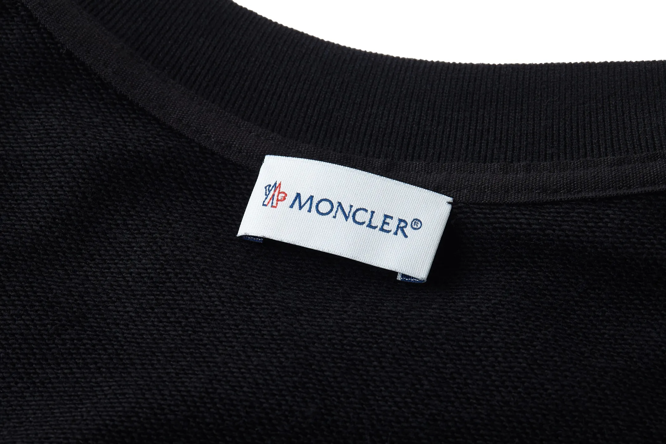 P360 exclusive supply] Moncler logo embroidered round neck sweatshirt (black) The fabric is made of 380g brushed sweatshirt terry, and the fabric is brushed to make the surface feel softer and smoother. The thread is matched with 1*1 double yarn thread. The embroidery uses 3D multi-dimensional embroidery, embellished with connected brand embroidered letters. The armband is made of sheepskin composite embroidery technology. Made from soft cotton fleece, this sweatshirt is suitable for all seasons. Round neck design, embellished with logo embroidery, inspired by college baseball uniforms. Crew neck in cotton fleece. Logo embossed and embroidered. Size:S-M-L-XL