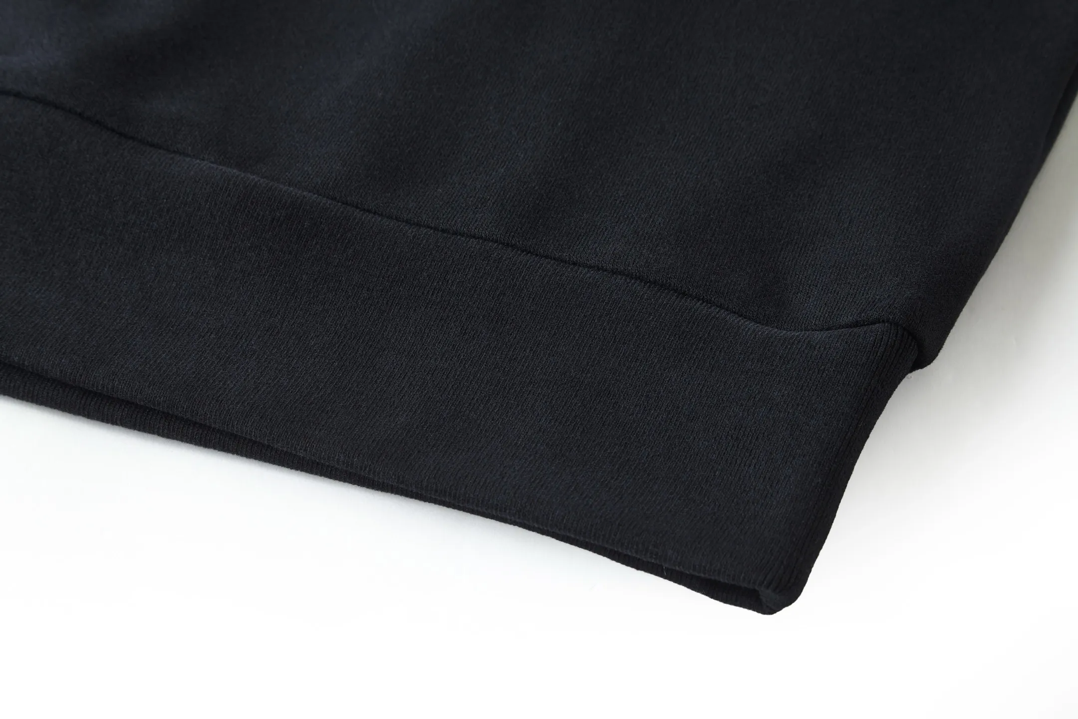 P360 exclusive supply] Moncler logo embroidered round neck sweatshirt (black) The fabric is made of 380g brushed sweatshirt terry, and the fabric is brushed to make the surface feel softer and smoother. The thread is matched with 1*1 double yarn thread. The embroidery uses 3D multi-dimensional embroidery, embellished with connected brand embroidered letters. The armband is made of sheepskin composite embroidery technology. Made from soft cotton fleece, this sweatshirt is suitable for all seasons. Round neck design, embellished with logo embroidery, inspired by college baseball uniforms. Crew neck in cotton fleece. Logo embossed and embroidered. Size:S-M-L-XL