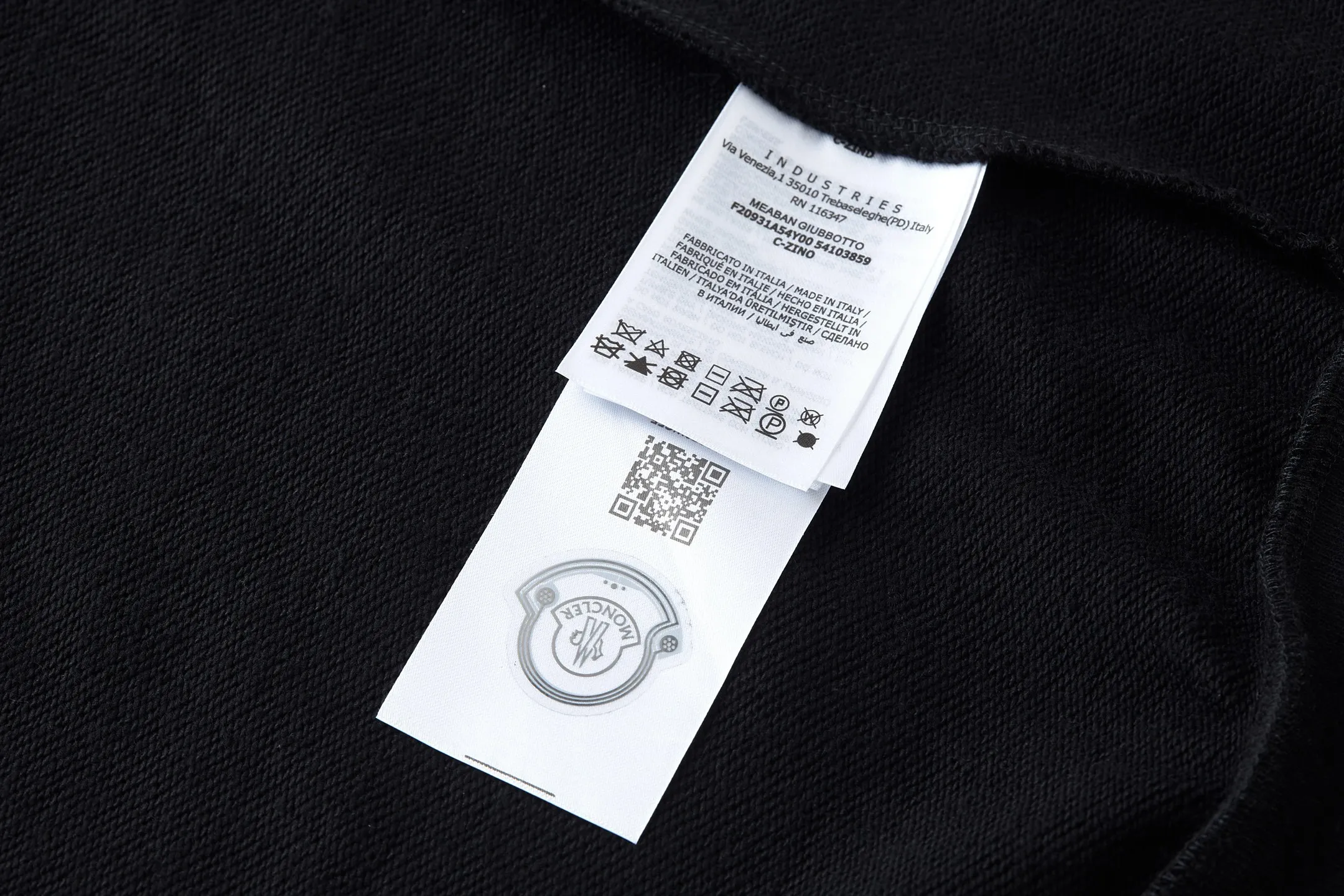 P360 exclusive supply] Moncler logo embroidered round neck sweatshirt (black) The fabric is made of 380g brushed sweatshirt terry, and the fabric is brushed to make the surface feel softer and smoother. The thread is matched with 1*1 double yarn thread. The embroidery uses 3D multi-dimensional embroidery, embellished with connected brand embroidered letters. The armband is made of sheepskin composite embroidery technology. Made from soft cotton fleece, this sweatshirt is suitable for all seasons. Round neck design, embellished with logo embroidery, inspired by college baseball uniforms. Crew neck in cotton fleece. Logo embossed and embroidered. Size:S-M-L-XL