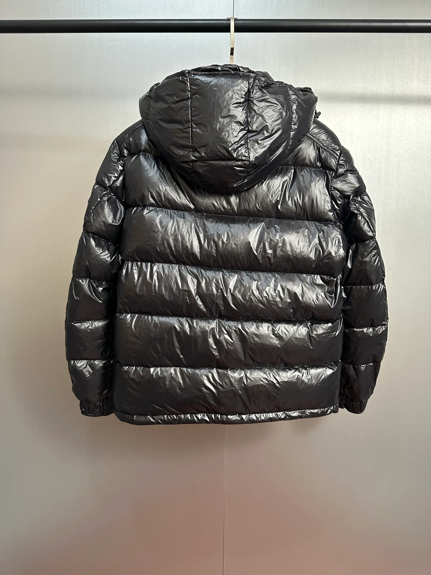 P760 Moncler/Maya classic down jacket, glossy black with super texture, warm and fashionable, easy to cope with the cold winter, a must-have for fashionistas ~ excellent thermal insulation effect, three-proof nylon material, windproof and waterproof, soft and comfortable, ykk two-way zipper, durable and smooth, three-layer gallbladder anti-drilling velvet! Color: Glossy Black Sizes: 1, 2, 3, 4, 5