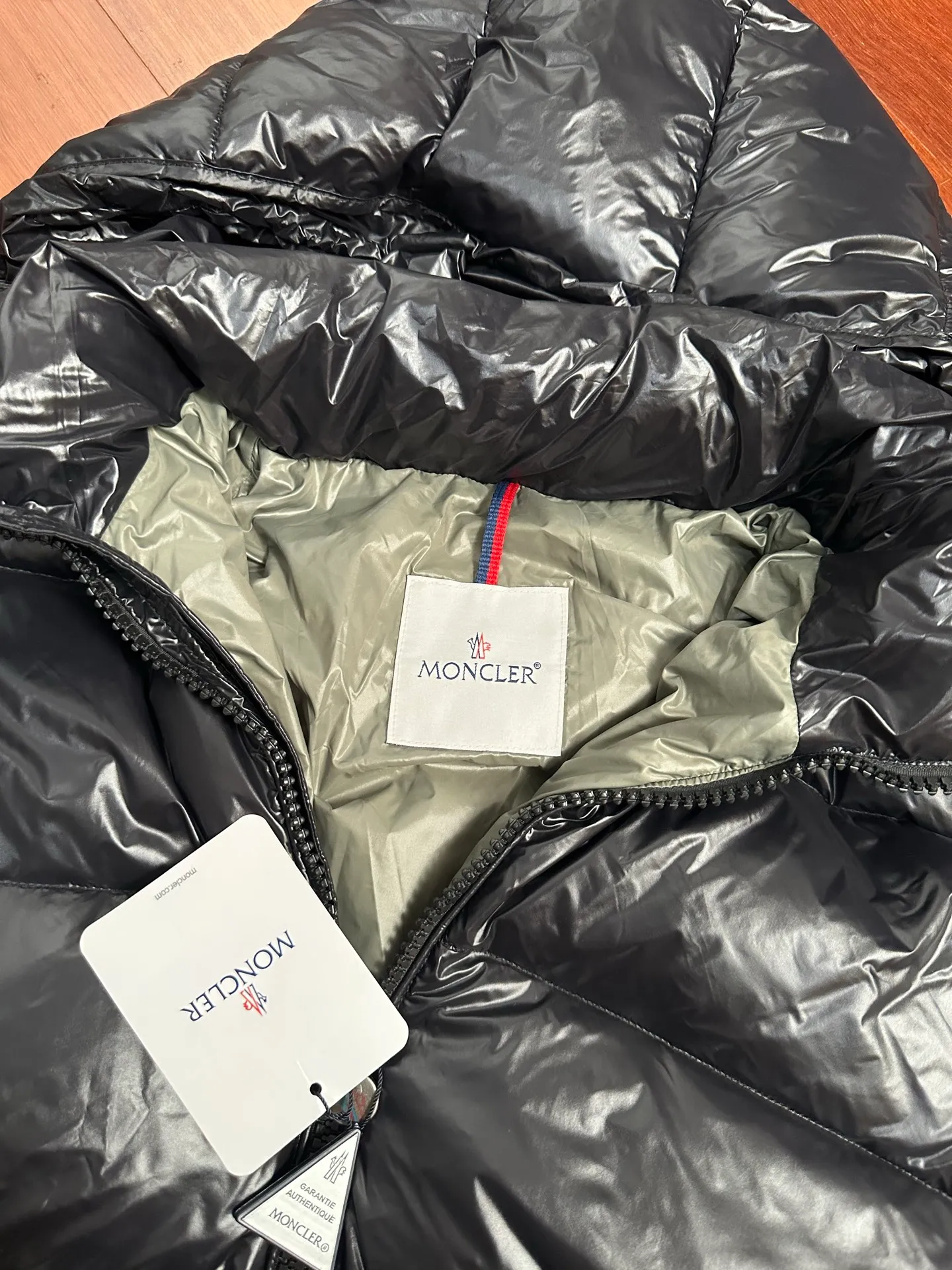 P760 Moncler/Maya classic down jacket, glossy black with super texture, warm and fashionable, easy to cope with the cold winter, a must-have for fashionistas ~ excellent thermal insulation effect, three-proof nylon material, windproof and waterproof, soft and comfortable, ykk two-way zipper, durable and smooth, three-layer gallbladder anti-drilling velvet! Color: Glossy Black Sizes: 1, 2, 3, 4, 5