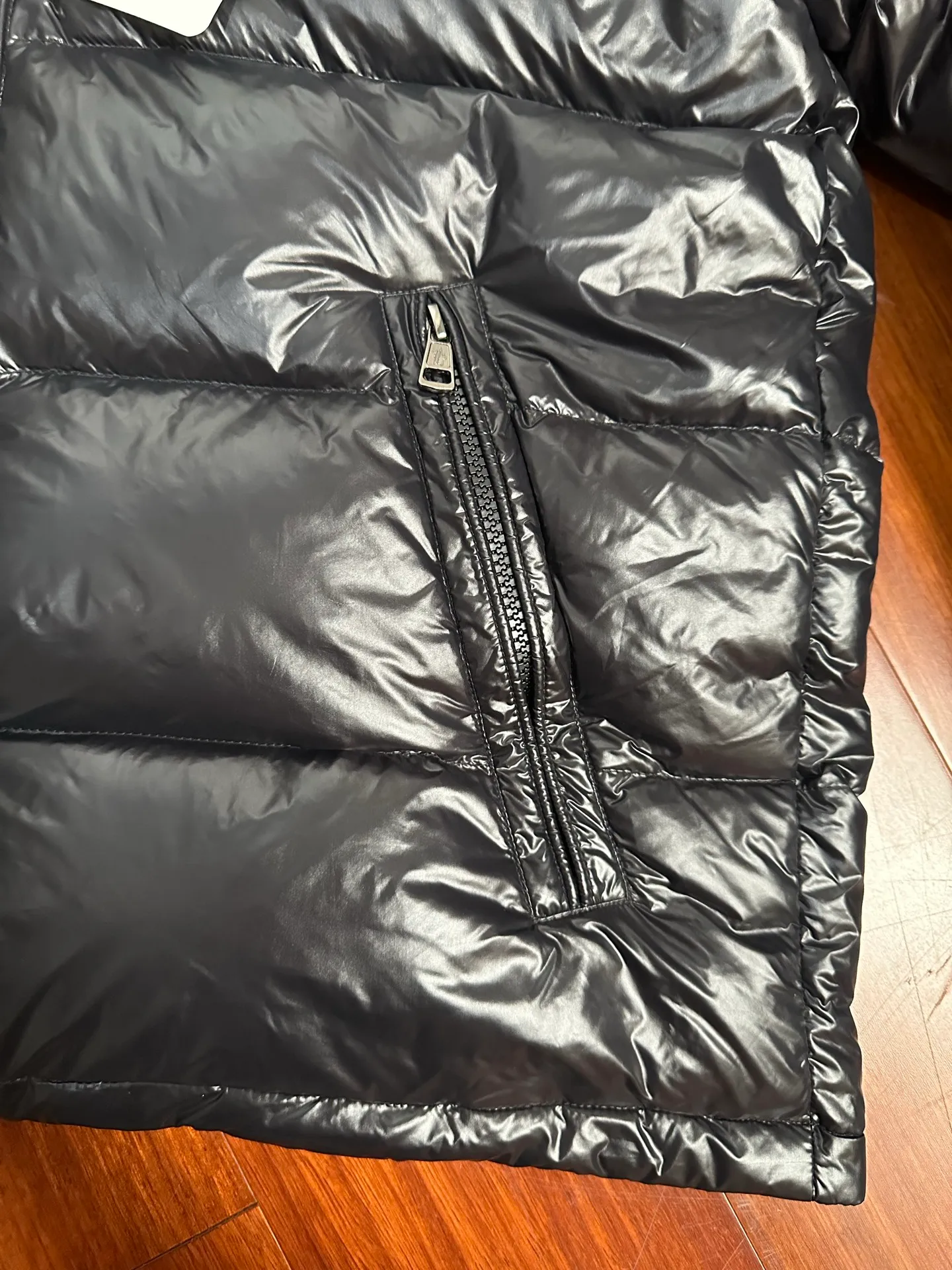 P760 Moncler/Maya classic down jacket, glossy black with super texture, warm and fashionable, easy to cope with the cold winter, a must-have for fashionistas ~ excellent thermal insulation effect, three-proof nylon material, windproof and waterproof, soft and comfortable, ykk two-way zipper, durable and smooth, three-layer gallbladder anti-drilling velvet! Color: Glossy Black Sizes: 1, 2, 3, 4, 5