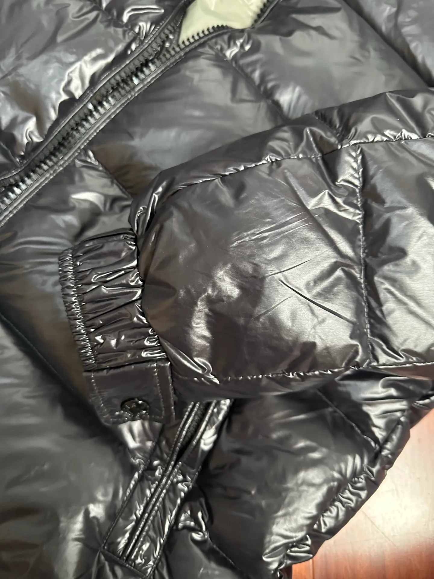 P760 Moncler/Maya classic down jacket, glossy black with super texture, warm and fashionable, easy to cope with the cold winter, a must-have for fashionistas ~ excellent thermal insulation effect, three-proof nylon material, windproof and waterproof, soft and comfortable, ykk two-way zipper, durable and smooth, three-layer gallbladder anti-drilling velvet! Color: Glossy Black Sizes: 1, 2, 3, 4, 5
