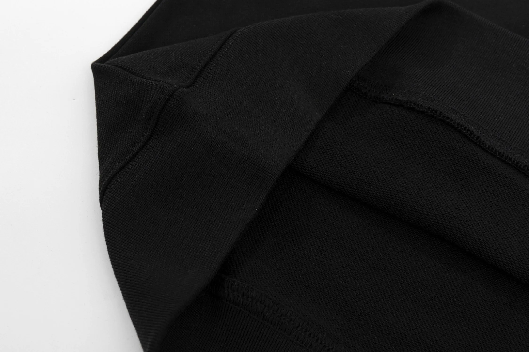 P260 Moncler 25 FW cardigan zipper sweatshirt is coming. The hooded series is convenient and practical to wear. It is exclusive and high-quality, and its texture is different from the market currency. Very cost-effective! Precision-woven terry cotton, the fabric is thick and warm. Size: M-3XL