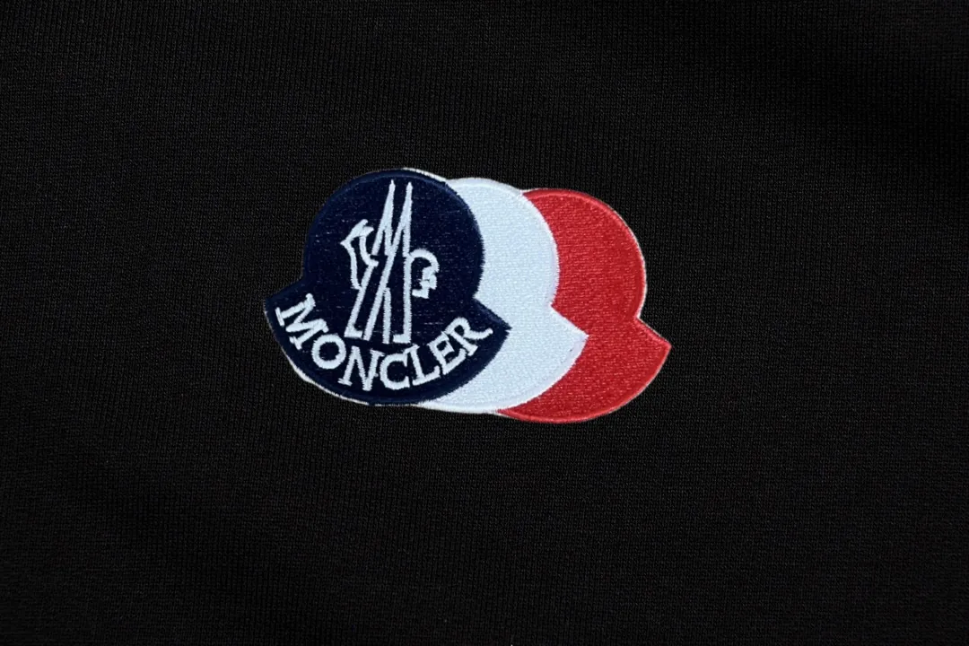 P260 Moncler 25 FW cardigan zipper sweatshirt is coming. The hooded series is convenient and practical to wear. It is exclusive and high-quality, and its texture is different from the market currency. Very cost-effective! Precision-woven terry cotton, the fabric is thick and warm. Size: M-3XL