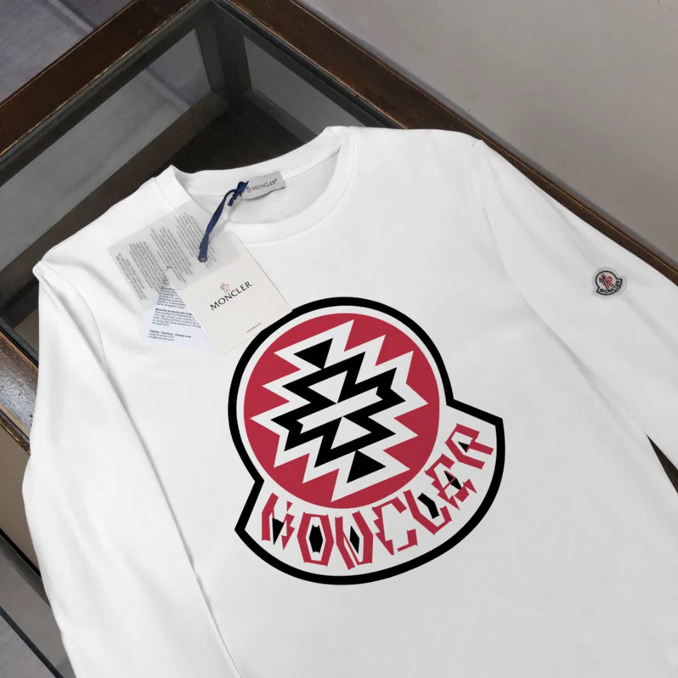 P180, a non-off-the-shelf model, you can trust it. Moncler printed long-sleeved T-shirt, 240g breathable cotton fabric, very soft and comfortable texture, does not shrink, does not deform, does not ball), can be worn alone as a base layer. Original customized accessories, collar label, care mark, hangtag, packaging (perfect details) Color: White Black Size: XS S M L