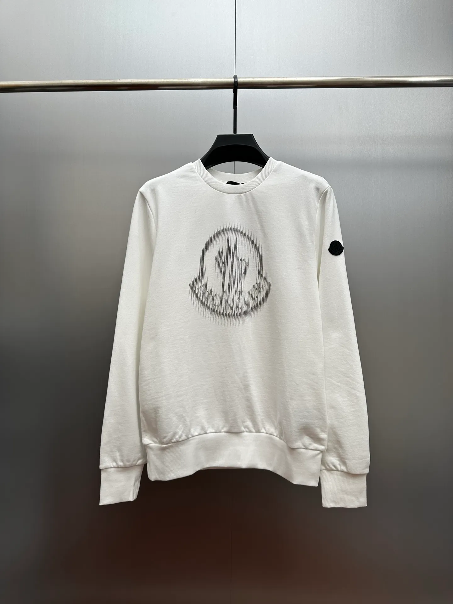 P350 MONCLER round neck pullover printed casual long-sleeved sweatshirt, purchased and developed by 3926, 320g double-strand combed cotton sweatshirt material, 2*2 cotton luxury ribbing, fabric fermentation wash, digital direct printing, customized 1:1 chapter, customized 1:1 trademark, fitted version size: S M L XL