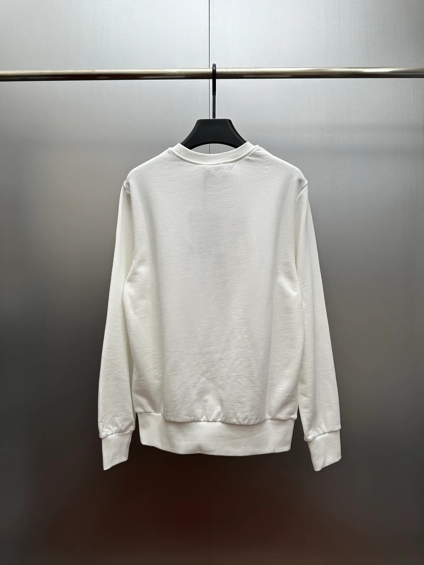 P350 MONCLER round neck pullover printed casual long-sleeved sweatshirt, purchased and developed by 3926, 320g double-strand combed cotton sweatshirt material, 2*2 cotton luxury ribbing, fabric fermentation wash, digital direct printing, customized 1:1 chapter, customized 1:1 trademark, fitted version size: S M L XL