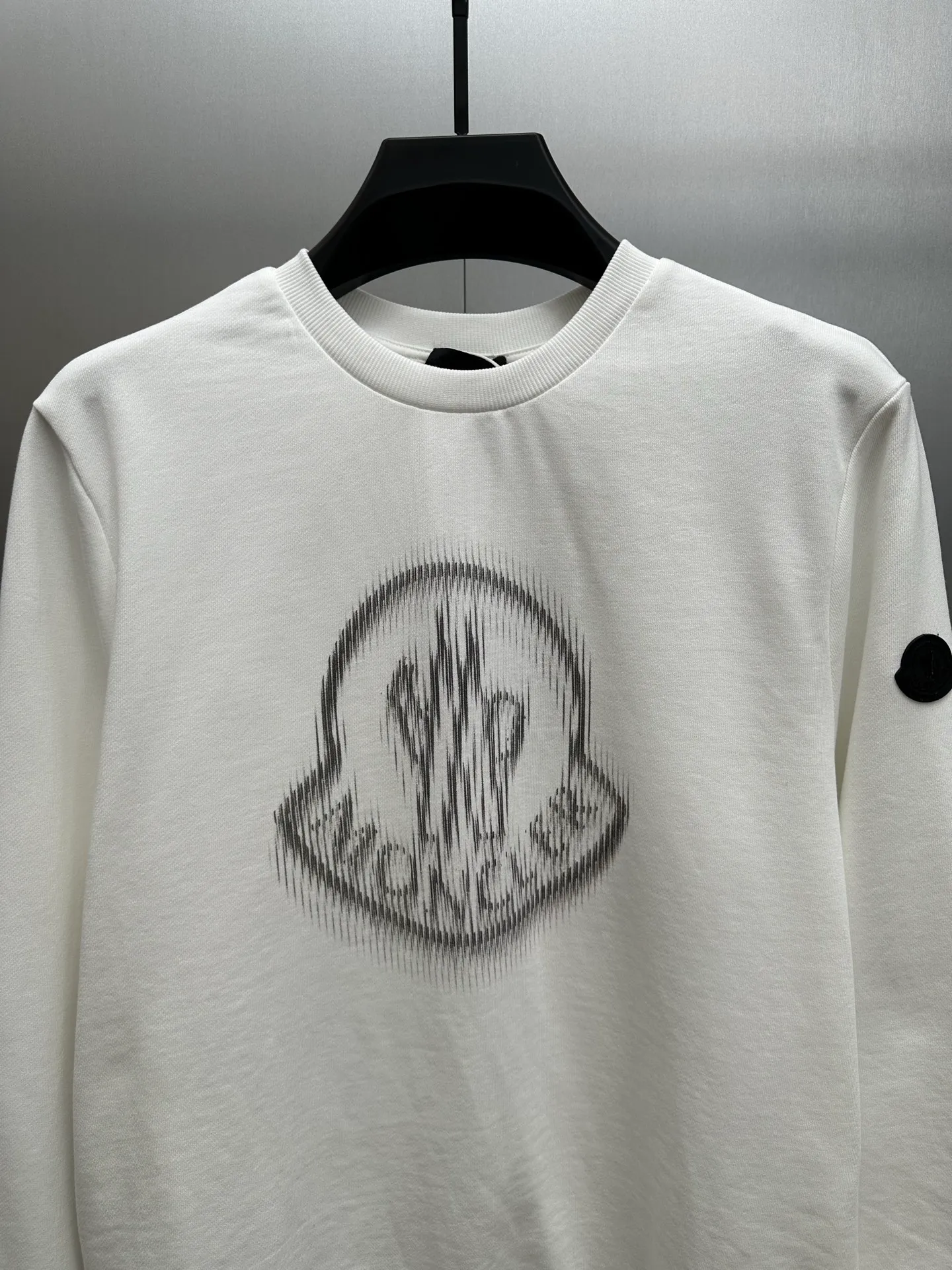 P350 MONCLER round neck pullover printed casual long-sleeved sweatshirt, purchased and developed by 3926, 320g double-strand combed cotton sweatshirt material, 2*2 cotton luxury ribbing, fabric fermentation wash, digital direct printing, customized 1:1 chapter, customized 1:1 trademark, fitted version size: S M L XL