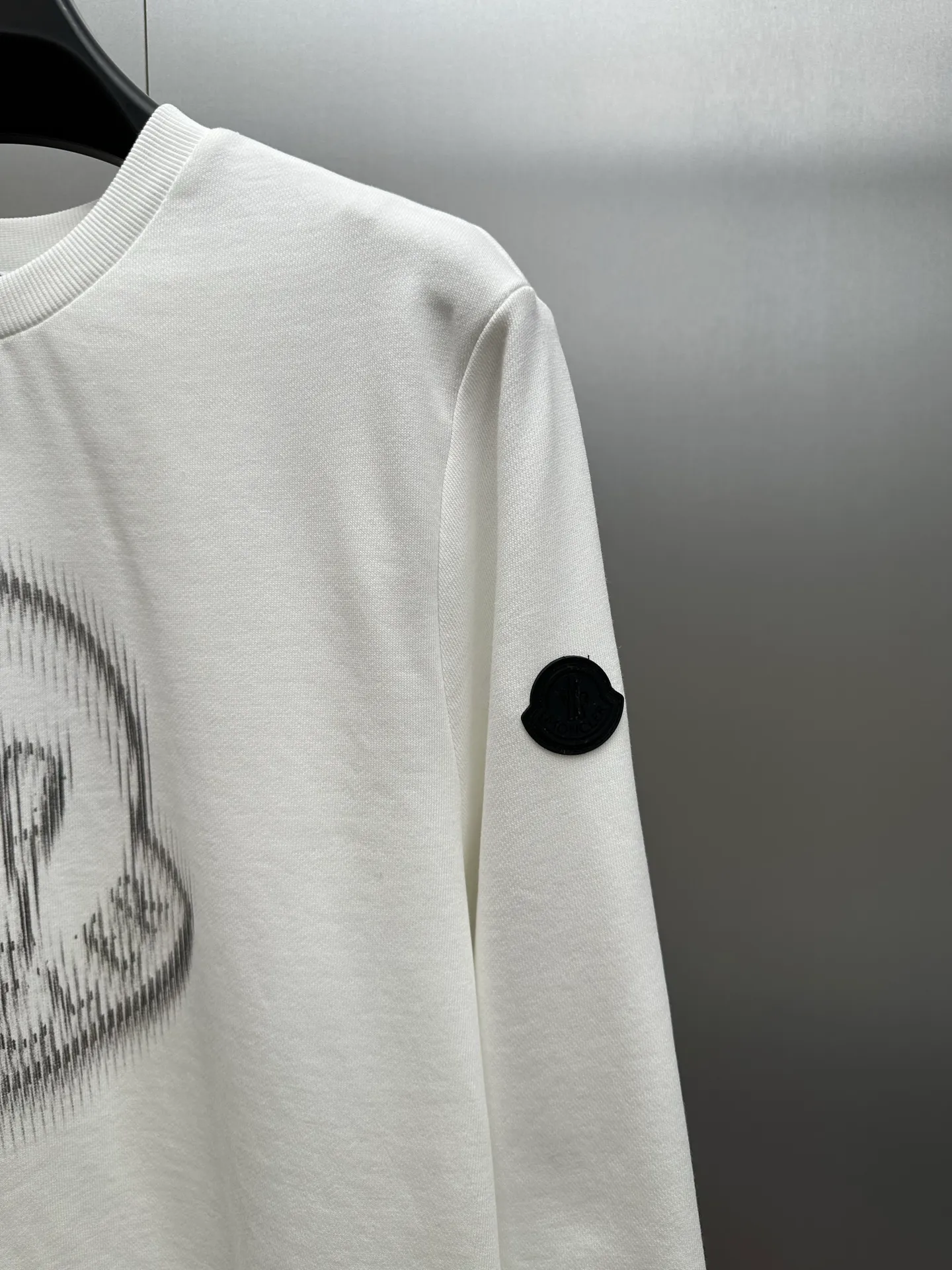 P350 MONCLER round neck pullover printed casual long-sleeved sweatshirt, purchased and developed by 3926, 320g double-strand combed cotton sweatshirt material, 2*2 cotton luxury ribbing, fabric fermentation wash, digital direct printing, customized 1:1 chapter, customized 1:1 trademark, fitted version size: S M L XL