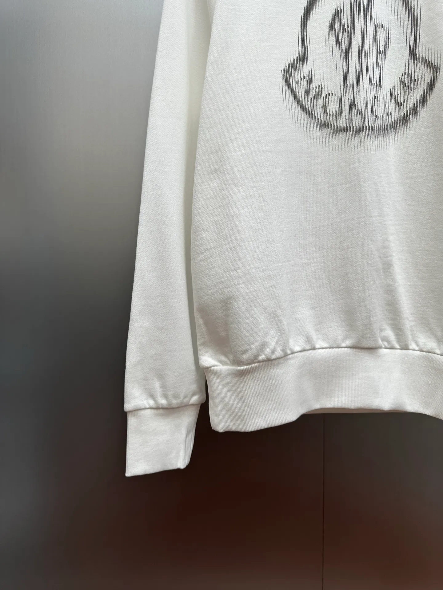 P350 MONCLER round neck pullover printed casual long-sleeved sweatshirt, purchased and developed by 3926, 320g double-strand combed cotton sweatshirt material, 2*2 cotton luxury ribbing, fabric fermentation wash, digital direct printing, customized 1:1 chapter, customized 1:1 trademark, fitted version size: S M L XL