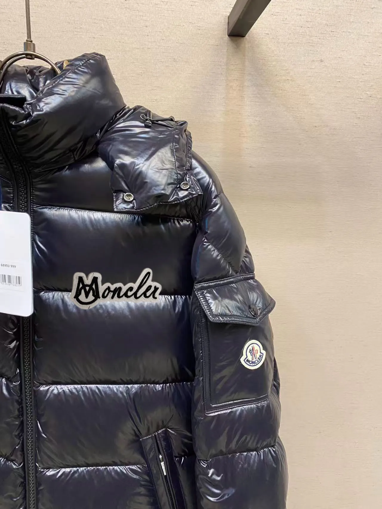 P780 MONCLER Meng Maya Down Jacket: Color/Black Size: M. L. Zipper pendant with custom logo Fabric: 400D bright nylon, anti-fouling, anti-wrinkle, waterproof and windproof, very wear-resistant, breathable and comfortable.           Embroidery: Straight lines, smooth curves, dense and neat stitches, no jagged edges, flat embroidery surface, no skewed threads, consistent stitch length, no bottom exposed, no overlap, smooth embroidery surface, no ink marks and other stains. Advanced imported embroidery machines are used to ensure embroidery quality.