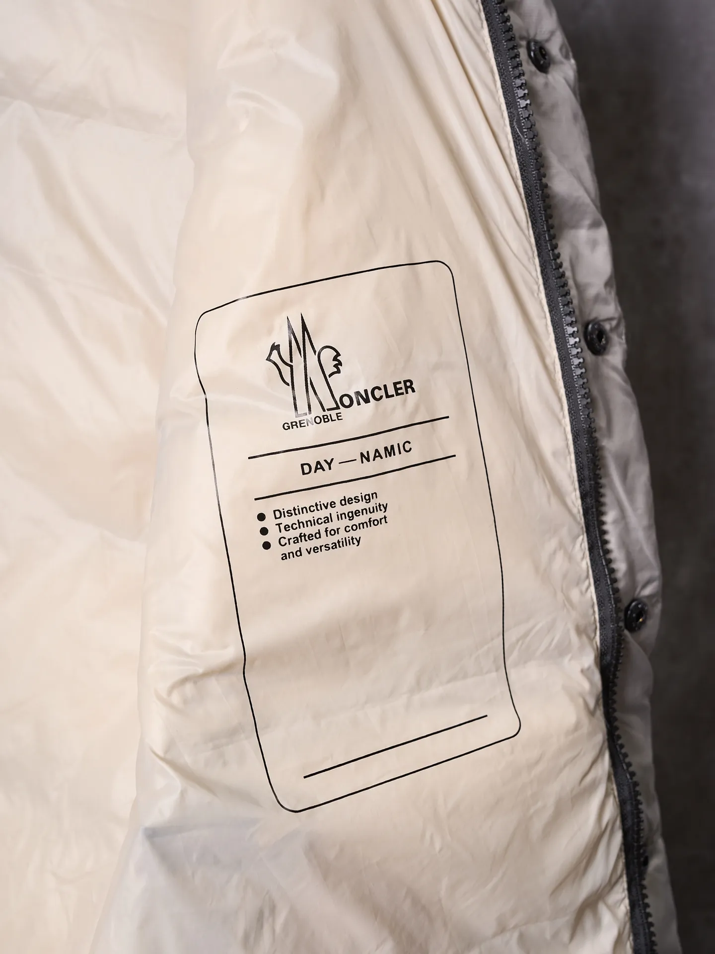 P680 Actual hanging auction] MONCLER/Mandow embroidered reflective logo stand-up collar down vest [Ready stock] 1 2 3 4 It is made of extremely fine nylon yarn and woven in a high-density way. The number of yarns per unit area is large, and the gaps between the yarns are very small, which can effectively block the penetration of cold wind. The fine weave keeps it lightweight and soft to the touch, physically restricting the lightweight down fibers from slipping through the gaps. Nylon fiber itself has good wear resistance and is not easy to snag, which significantly extends its service life and can easily cope with the needs of multiple scenarios.  The lining is made of high-density weaving of 100% polyester fiber, with a thickness of 0.08mm to avoid increasing the overall weight and making it smooth to wear. The high-density weaving structure forms a wind resistance layer to protect the thermal efficiency of the thermal layer from loss. It can withstand the expansion pressure of down and prevent deformation and damage after long-term use.  It uses 90 white duck down with a weight of 130g to ensure excellent thermal insulation performance. After strict screening and processing, the velvet is not easy to get drilled, ensuring durability.  Through the reflective cloth punching process, the logo is regularly arranged on the triangular reflective mark with dozens of small holes, which not only improves functionality but also enhances recognition and aesthetics.