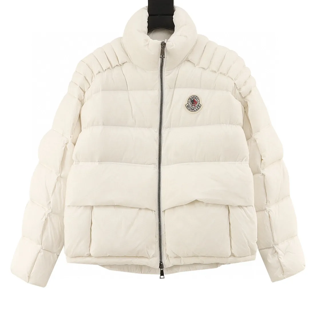P900 Moncler  Actors Zhou Yutong and Wang Anyu passionately interpret the "dream staircase" design concept. This three-dimensional quilted down jacket is made of lightweight tear-resistant fabric and was created in collaboration with Christopher Raxxy. This down jacket is inspired by a spiral staircase, with decorative elements that represent the winding steps of destiny. Details •Made from lightweight ripstop fabric •Lined in fine ripstop fabric •Zipper opening •Hidden pockets •Windproof fly •Zipper closure •Quilted patch, filled with down •Co-branded felt logo patch Black/Milk White/Couple Style No.: A88# Color: Black White Size: 0-4