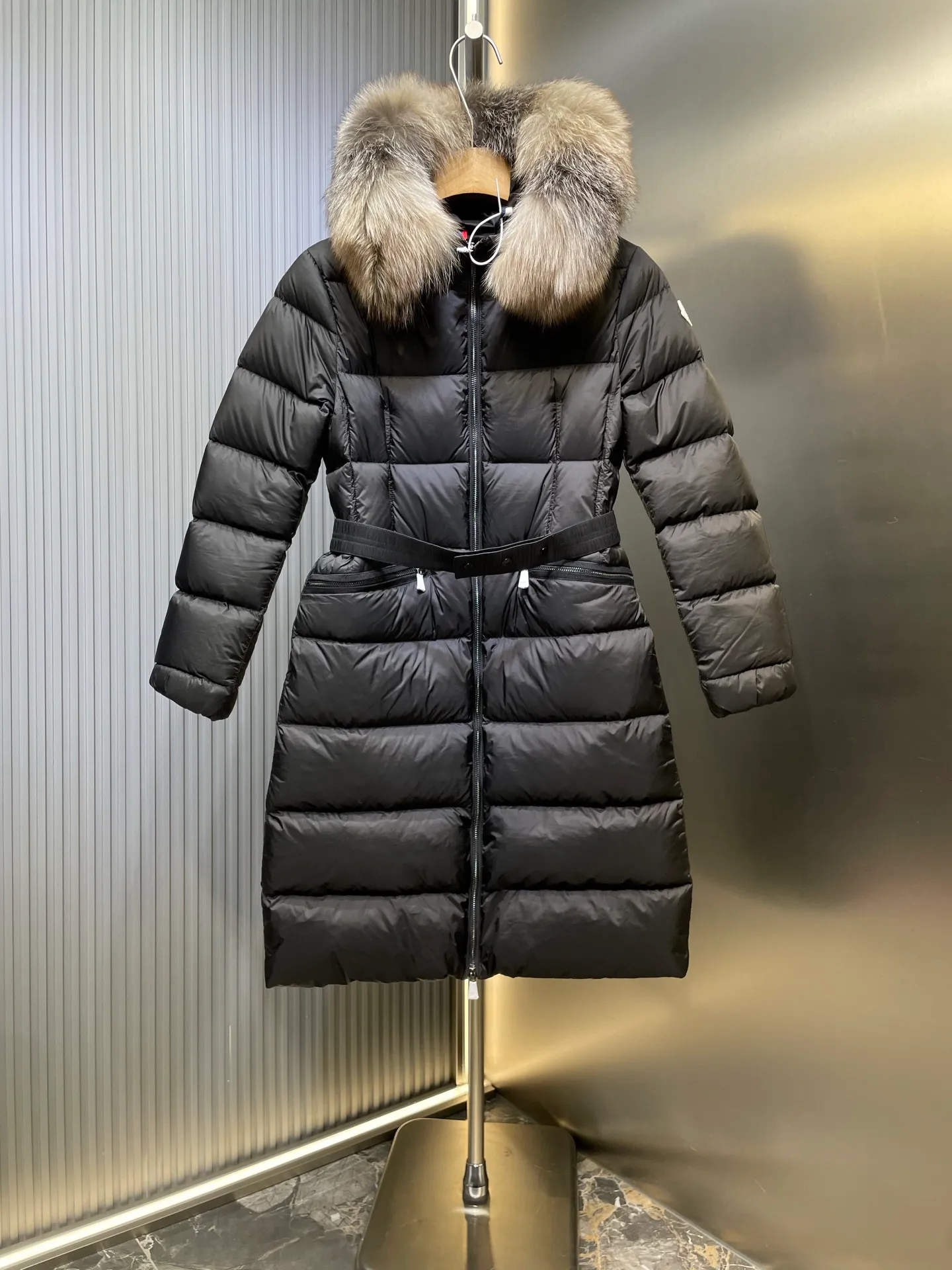 P1300 Long Moncler🌟Women's waist-cinching large fur collar long down jacket. Fashionable waist-cinching fur collar down jacket, designed with nylon Leger carved lines, down filling and iconic Boudin quil seams. Stretch straps at the waist give you a slim and feminine look. A zipper closure with dual zipper pulls and a removable frost fox edge on the hood let you customize the style to suit your climate and needs. The "paper down jacket" made by Heavy Industry will become a new member of the thin style in autumn and winter. The material has a glossy feel, is very light, and has a particularly delicate feel. Wearing it on the body feels lighter and warmer.  The fine and smooth craftsmanship ensures the silhouette of the clothes. The classic down hood and detachable fox fur collar are fluffy, soft and textured. You can intuitively feel its high quality with the naked eye. The fine and visible fur can easily create a small V-face.  The windproof pockets and back waistband design make the entire down jacket slimmer and more fashionable!          Color: Black Size: 1-4