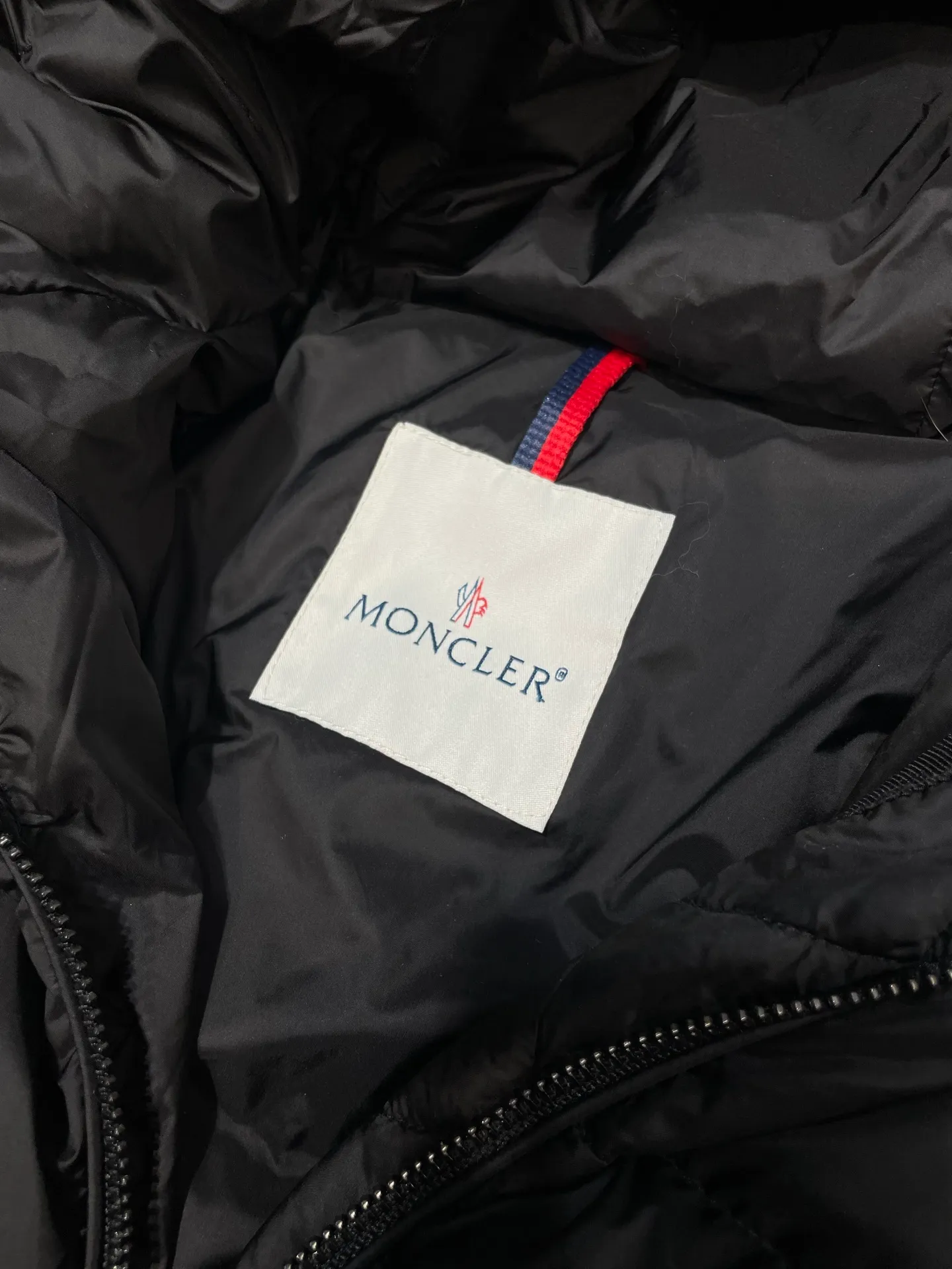 P1300 Long Moncler🌟Women's waist-cinching large fur collar long down jacket. Fashionable waist-cinching fur collar down jacket, designed with nylon Leger carved lines, down filling and iconic Boudin quil seams. Stretch straps at the waist give you a slim and feminine look. A zipper closure with dual zipper pulls and a removable frost fox edge on the hood let you customize the style to suit your climate and needs. The "paper down jacket" made by Heavy Industry will become a new member of the thin style in autumn and winter. The material has a glossy feel, is very light, and has a particularly delicate feel. Wearing it on the body feels lighter and warmer.  The fine and smooth craftsmanship ensures the silhouette of the clothes. The classic down hood and detachable fox fur collar are fluffy, soft and textured. You can intuitively feel its high quality with the naked eye. The fine and visible fur can easily create a small V-face.  The windproof pockets and back waistband design make the entire down jacket slimmer and more fashionable!          Color: Black Size: 1-4
