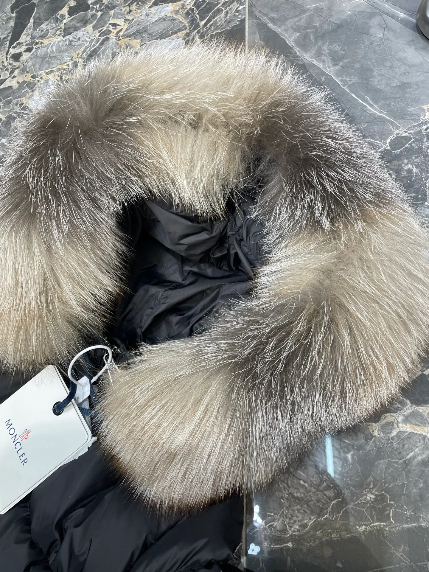 P1300 Long Moncler🌟Women's waist-cinching large fur collar long down jacket. Fashionable waist-cinching fur collar down jacket, designed with nylon Leger carved lines, down filling and iconic Boudin quil seams. Stretch straps at the waist give you a slim and feminine look. A zipper closure with dual zipper pulls and a removable frost fox edge on the hood let you customize the style to suit your climate and needs. The "paper down jacket" made by Heavy Industry will become a new member of the thin style in autumn and winter. The material has a glossy feel, is very light, and has a particularly delicate feel. Wearing it on the body feels lighter and warmer.  The fine and smooth craftsmanship ensures the silhouette of the clothes. The classic down hood and detachable fox fur collar are fluffy, soft and textured. You can intuitively feel its high quality with the naked eye. The fine and visible fur can easily create a small V-face.  The windproof pockets and back waistband design make the entire down jacket slimmer and more fashionable!          Color: Black Size: 1-4