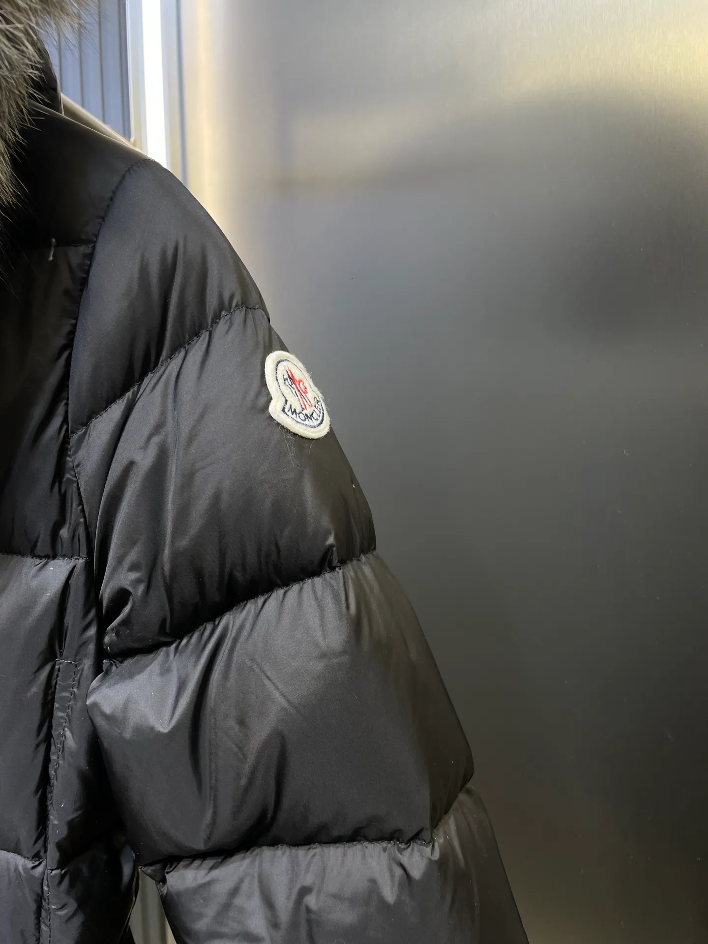 P1300 Long Moncler🌟Women's waist-cinching large fur collar long down jacket. Fashionable waist-cinching fur collar down jacket, designed with nylon Leger carved lines, down filling and iconic Boudin quil seams. Stretch straps at the waist give you a slim and feminine look. A zipper closure with dual zipper pulls and a removable frost fox edge on the hood let you customize the style to suit your climate and needs. The "paper down jacket" made by Heavy Industry will become a new member of the thin style in autumn and winter. The material has a glossy feel, is very light, and has a particularly delicate feel. Wearing it on the body feels lighter and warmer.  The fine and smooth craftsmanship ensures the silhouette of the clothes. The classic down hood and detachable fox fur collar are fluffy, soft and textured. You can intuitively feel its high quality with the naked eye. The fine and visible fur can easily create a small V-face.  The windproof pockets and back waistband design make the entire down jacket slimmer and more fashionable!          Color: Black Size: 1-4