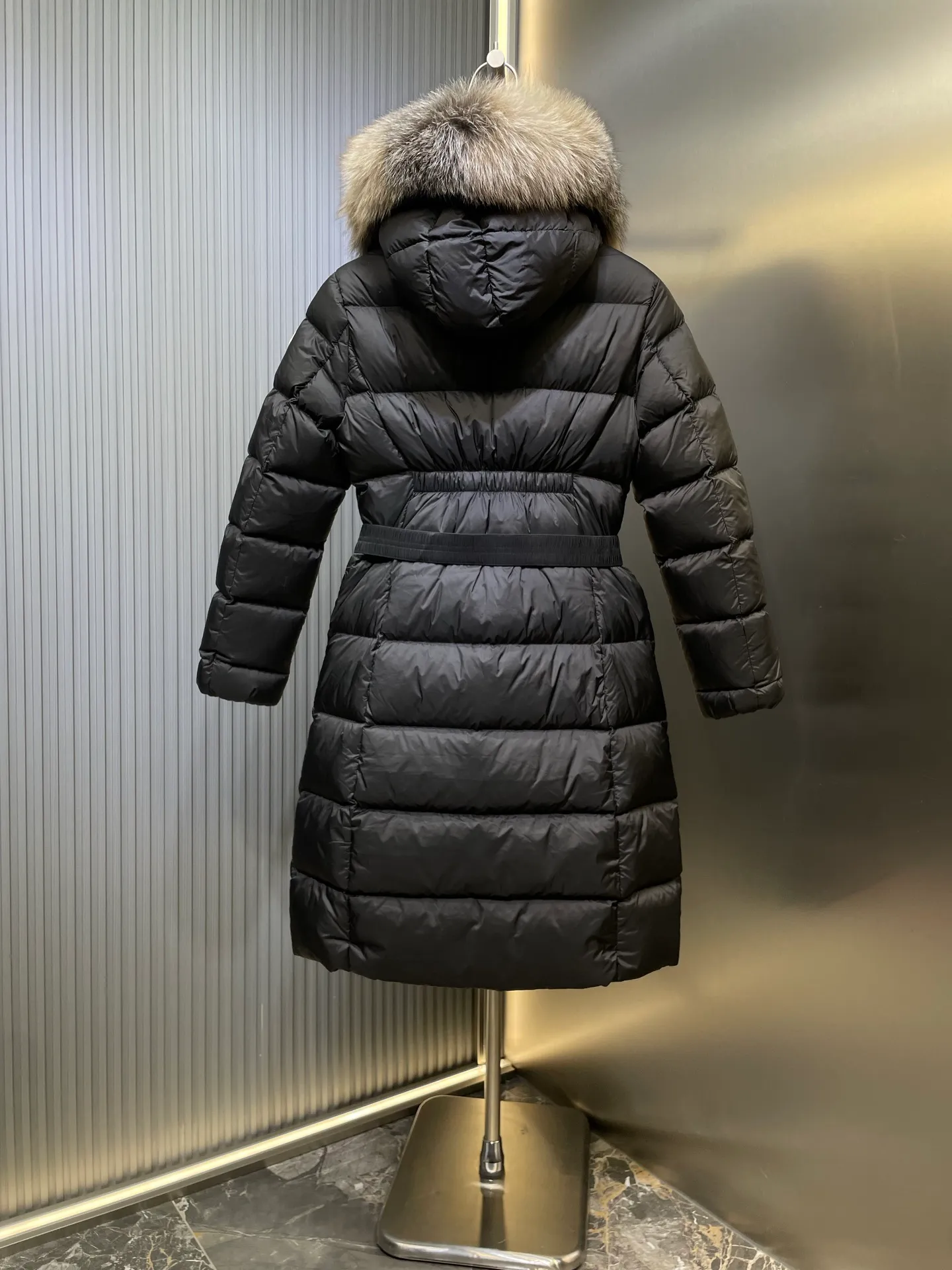 P1300 Long Moncler🌟Women's waist-cinching large fur collar long down jacket. Fashionable waist-cinching fur collar down jacket, designed with nylon Leger carved lines, down filling and iconic Boudin quil seams. Stretch straps at the waist give you a slim and feminine look. A zipper closure with dual zipper pulls and a removable frost fox edge on the hood let you customize the style to suit your climate and needs. The "paper down jacket" made by Heavy Industry will become a new member of the thin style in autumn and winter. The material has a glossy feel, is very light, and has a particularly delicate feel. Wearing it on the body feels lighter and warmer.  The fine and smooth craftsmanship ensures the silhouette of the clothes. The classic down hood and detachable fox fur collar are fluffy, soft and textured. You can intuitively feel its high quality with the naked eye. The fine and visible fur can easily create a small V-face.  The windproof pockets and back waistband design make the entire down jacket slimmer and more fashionable!          Color: Black Size: 1-4