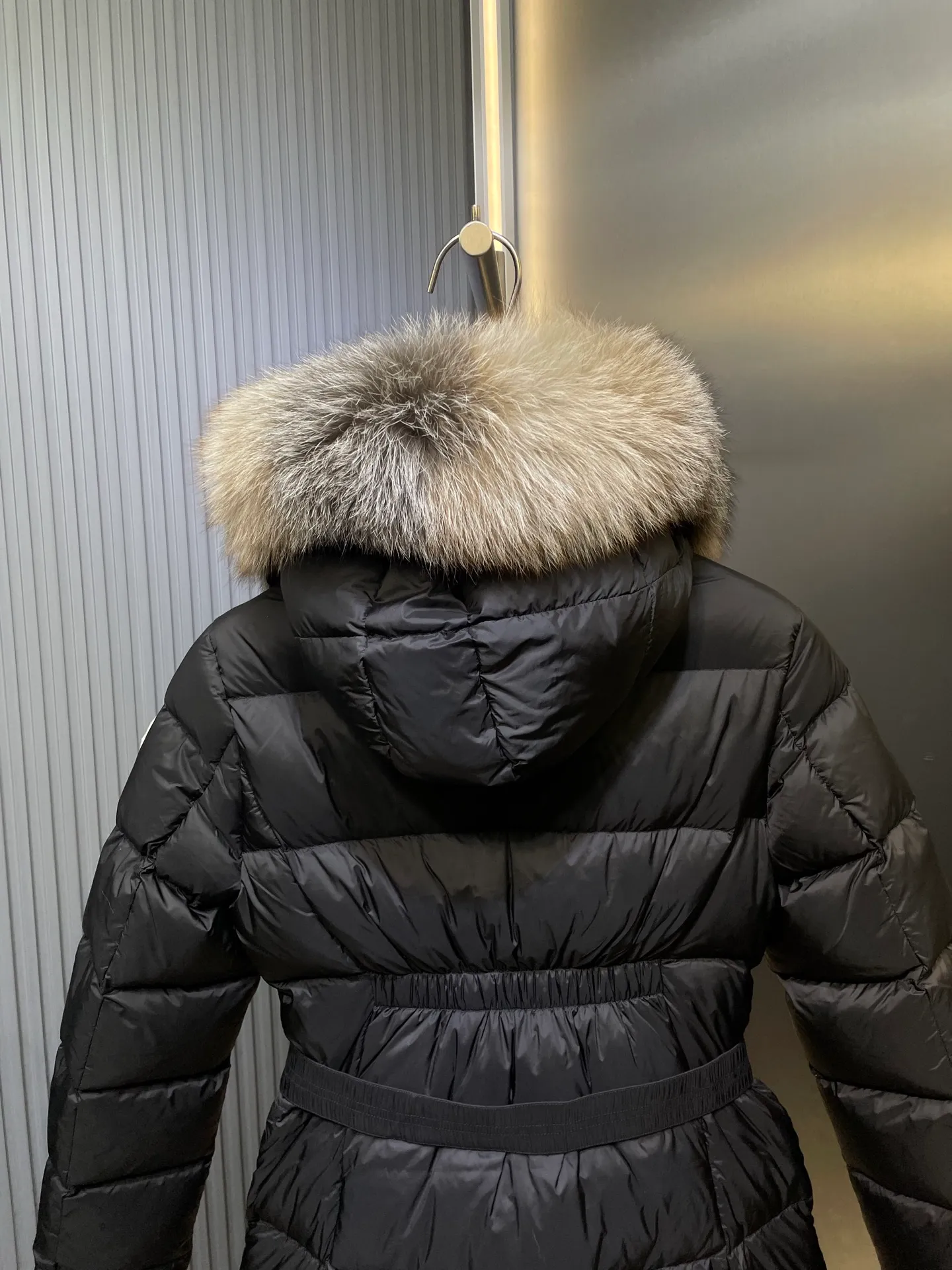 P1300 Long Moncler🌟Women's waist-cinching large fur collar long down jacket. Fashionable waist-cinching fur collar down jacket, designed with nylon Leger carved lines, down filling and iconic Boudin quil seams. Stretch straps at the waist give you a slim and feminine look. A zipper closure with dual zipper pulls and a removable frost fox edge on the hood let you customize the style to suit your climate and needs. The "paper down jacket" made by Heavy Industry will become a new member of the thin style in autumn and winter. The material has a glossy feel, is very light, and has a particularly delicate feel. Wearing it on the body feels lighter and warmer.  The fine and smooth craftsmanship ensures the silhouette of the clothes. The classic down hood and detachable fox fur collar are fluffy, soft and textured. You can intuitively feel its high quality with the naked eye. The fine and visible fur can easily create a small V-face.  The windproof pockets and back waistband design make the entire down jacket slimmer and more fashionable!          Color: Black Size: 1-4