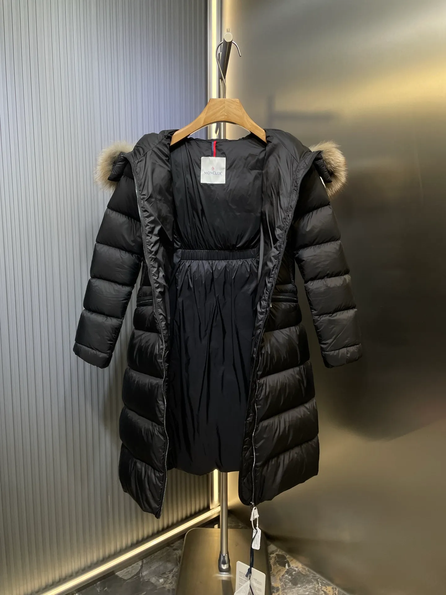 P1300 Long Moncler🌟Women's waist-cinching large fur collar long down jacket. Fashionable waist-cinching fur collar down jacket, designed with nylon Leger carved lines, down filling and iconic Boudin quil seams. Stretch straps at the waist give you a slim and feminine look. A zipper closure with dual zipper pulls and a removable frost fox edge on the hood let you customize the style to suit your climate and needs. The "paper down jacket" made by Heavy Industry will become a new member of the thin style in autumn and winter. The material has a glossy feel, is very light, and has a particularly delicate feel. Wearing it on the body feels lighter and warmer.  The fine and smooth craftsmanship ensures the silhouette of the clothes. The classic down hood and detachable fox fur collar are fluffy, soft and textured. You can intuitively feel its high quality with the naked eye. The fine and visible fur can easily create a small V-face.  The windproof pockets and back waistband design make the entire down jacket slimmer and more fashionable!          Color: Black Size: 1-4