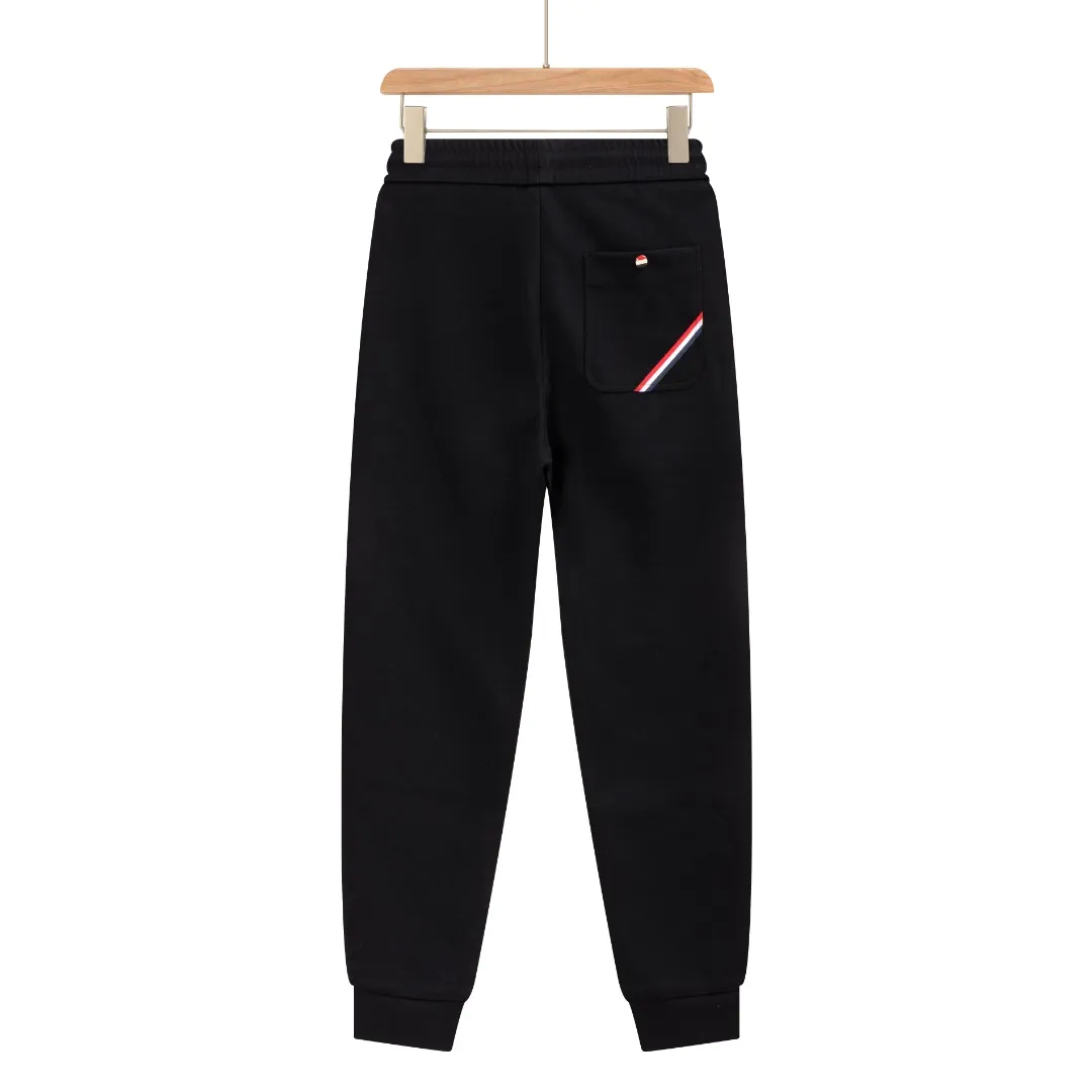 P290 Moncler 25 new autumn trousers European trade channels, direct delivery from Italian overseas warehouses, limited sales of overseas boutiques.  25SS new casual and fashionable sweatpants. This sweatpants adopts the design of big brands to create a fashionable trend. The details are exquisitely processed, showing super high quality.  The pants are embellished with iconic brand logos to highlight the brand style and create a fashionable and diverse look. Carefully crafted from 100% imported fabrics, they are soft and comfortable, and are skin-friendly and warm. They are a pair of pants that are comfortable both at home and when going out. You can just wear a jacket and a sweater to go out~ Color: Black Size: M L XL 2XL 3XL