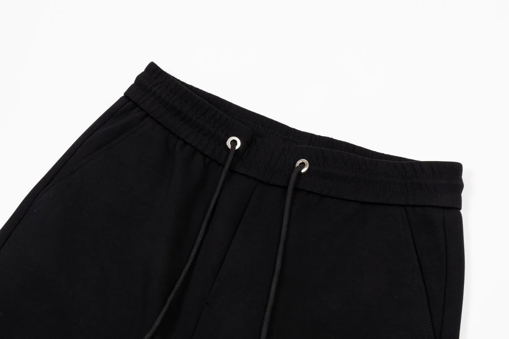 P290 Moncler 25 new autumn trousers European trade channels, direct delivery from Italian overseas warehouses, limited sales of overseas boutiques.  25SS new casual and fashionable sweatpants. This sweatpants adopts the design of big brands to create a fashionable trend. The details are exquisitely processed, showing super high quality.  The pants are embellished with iconic brand logos to highlight the brand style and create a fashionable and diverse look. Carefully crafted from 100% imported fabrics, they are soft and comfortable, and are skin-friendly and warm. They are a pair of pants that are comfortable both at home and when going out. You can just wear a jacket and a sweater to go out~ Color: Black Size: M L XL 2XL 3XL